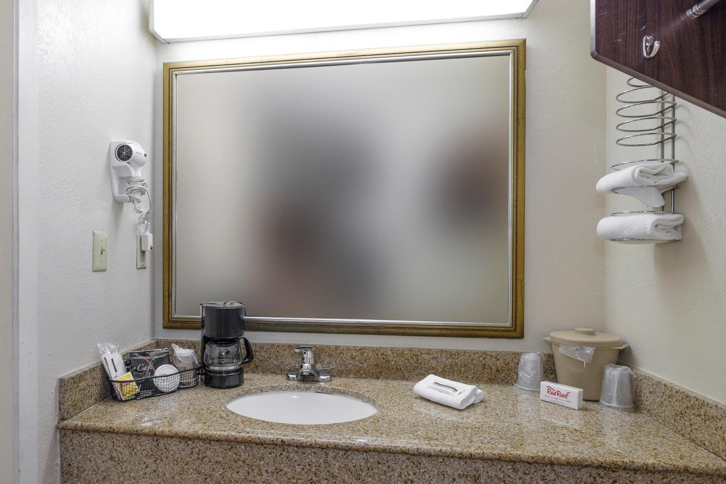 Superior King Room Disability Access Roll-In Shower Non-Smoking - Photo 3