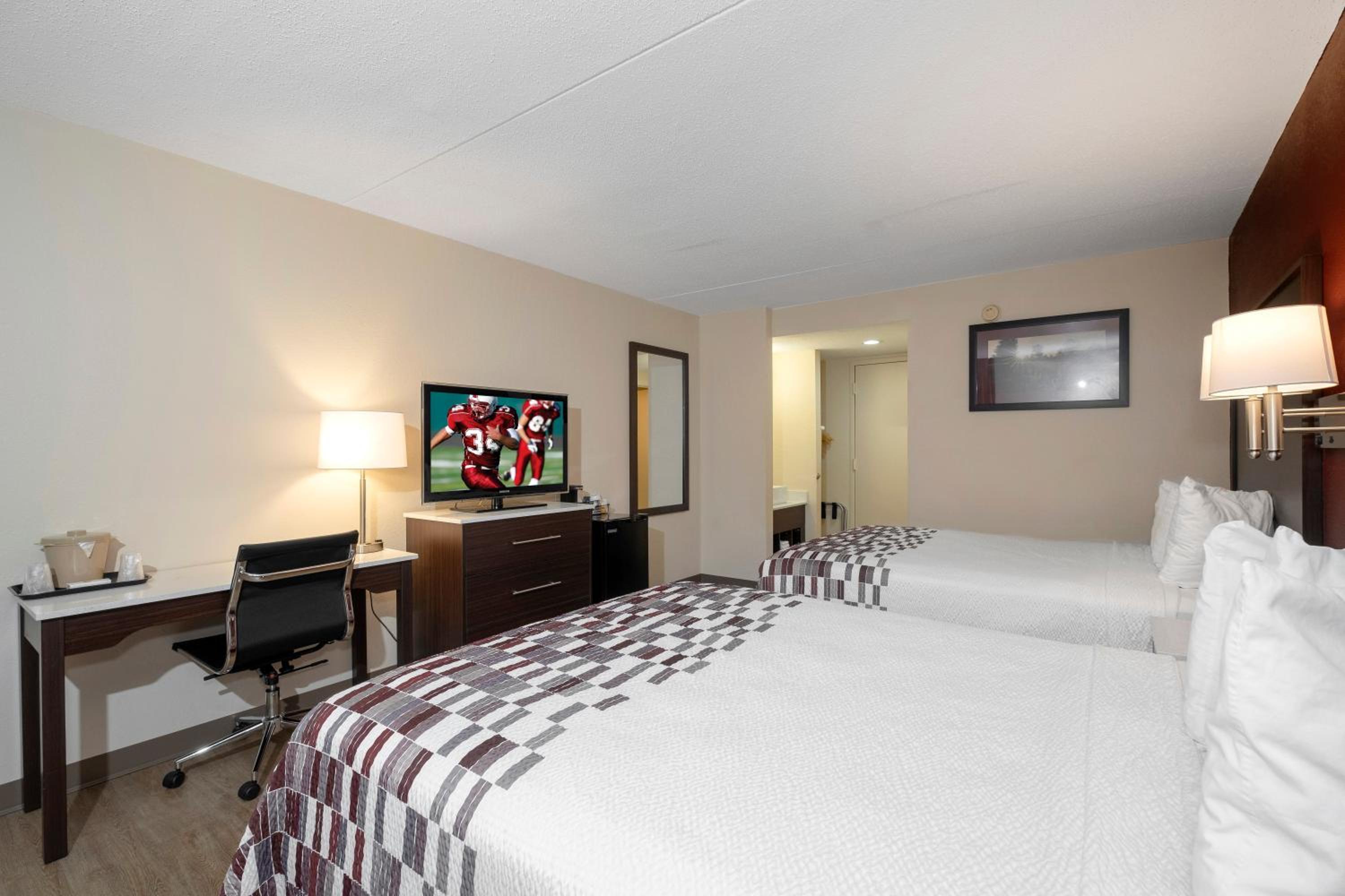 Standard Room with Two Queen Beds Non-Smoking photo 3