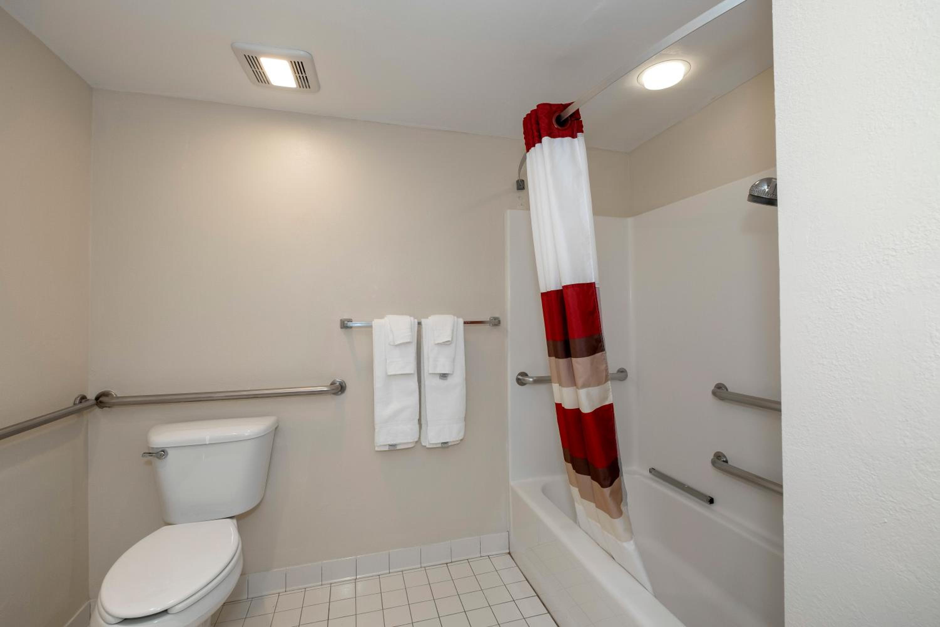 Superior King Room Disability Access Roll-In Shower Non-Smoking photo 3