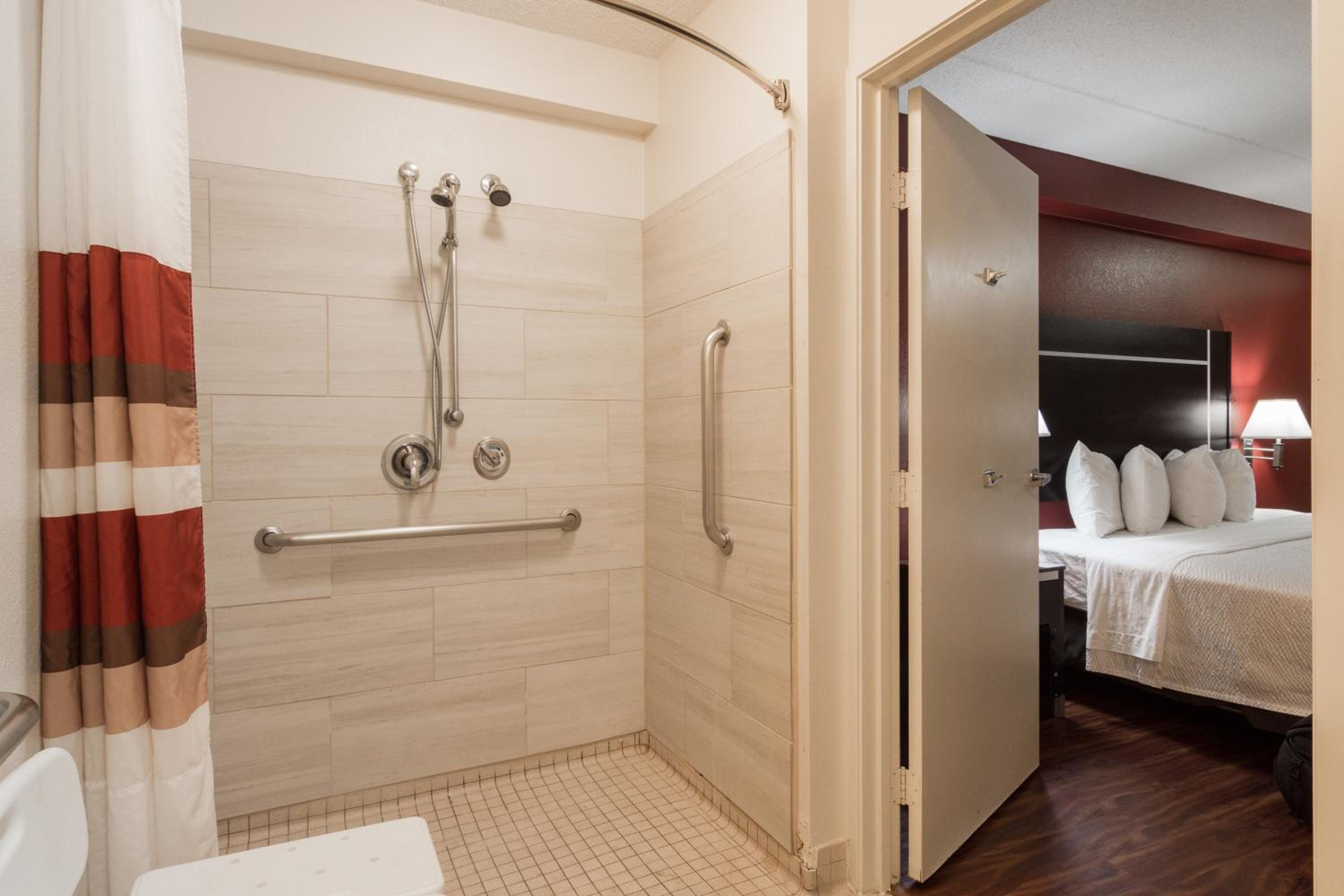 Deluxe Room with One Full Bed Disability Access Roll-In Shower Non-Smoking - Photo 2