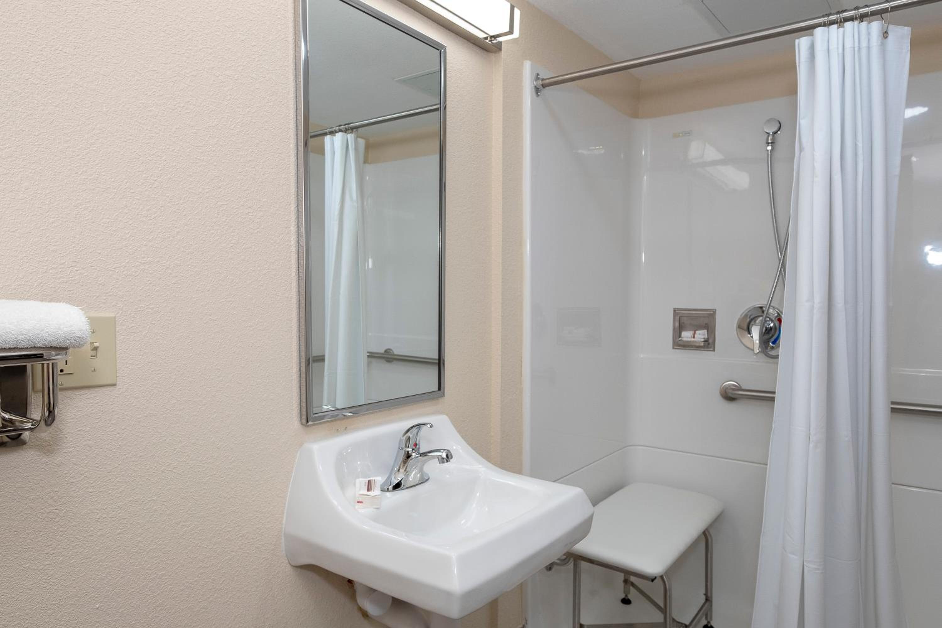  Superior King Room Disability Access Roll-ln Shower Smoke Free photo 2