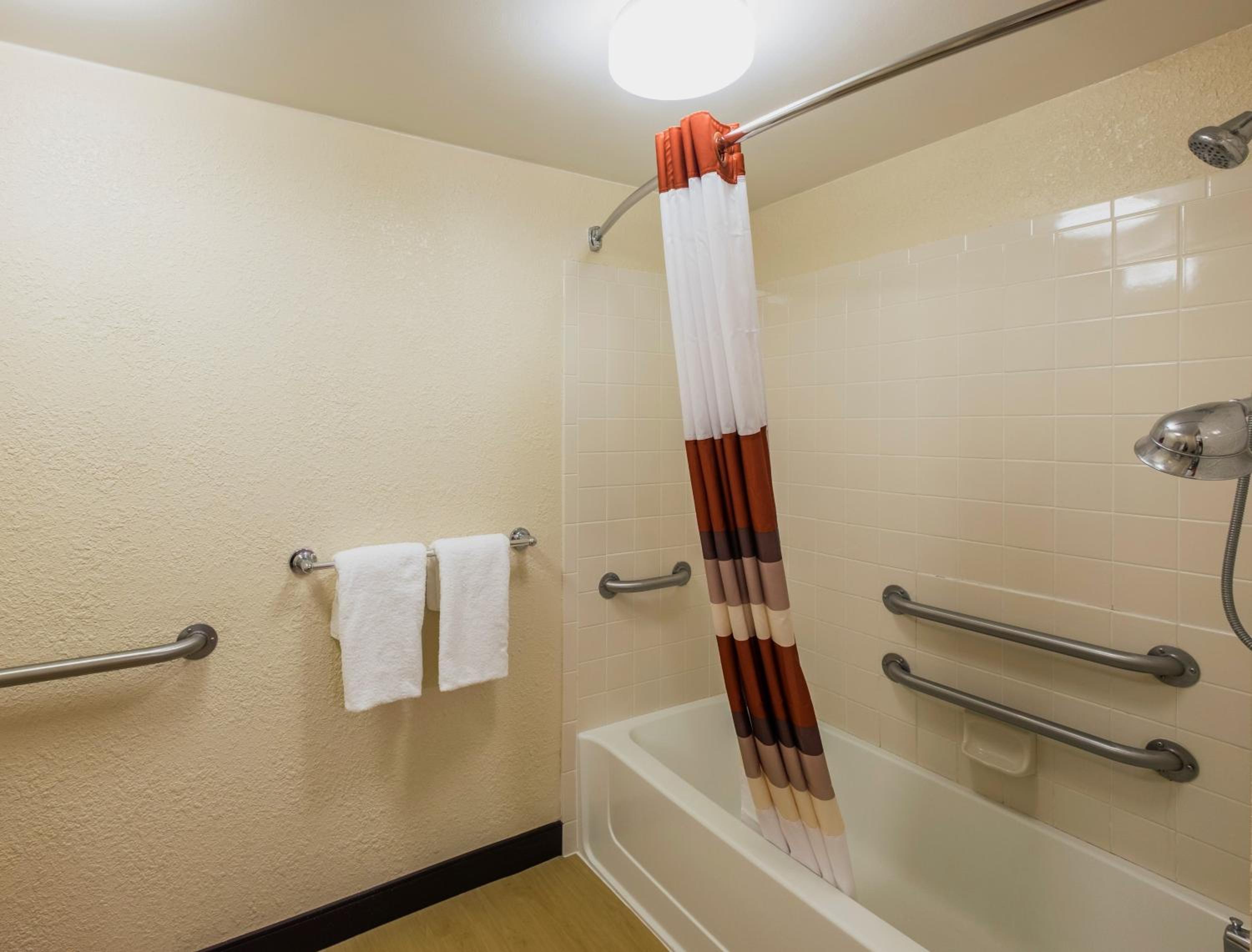 Superior King Room Disability Access Non-Smoking - Photo 3