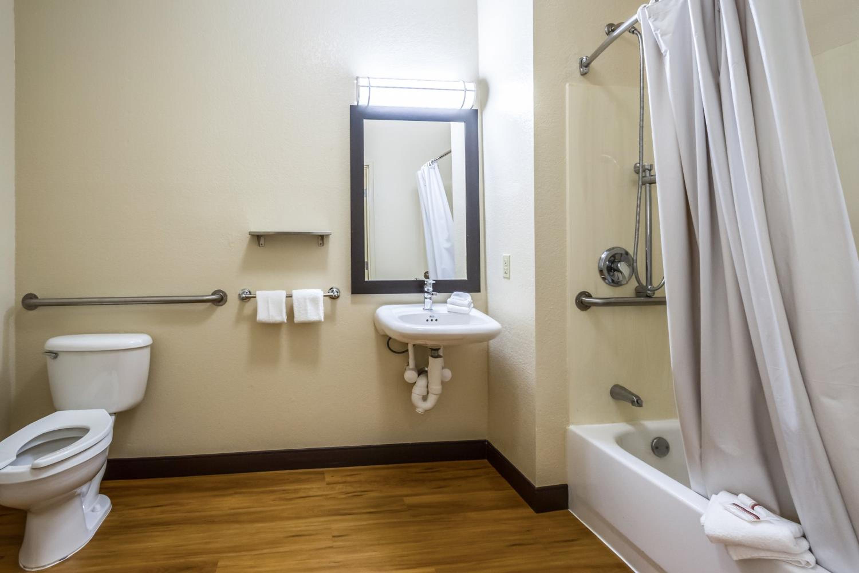 Superior King Room Disability Access Pet Free Smoke Free - Photo 4