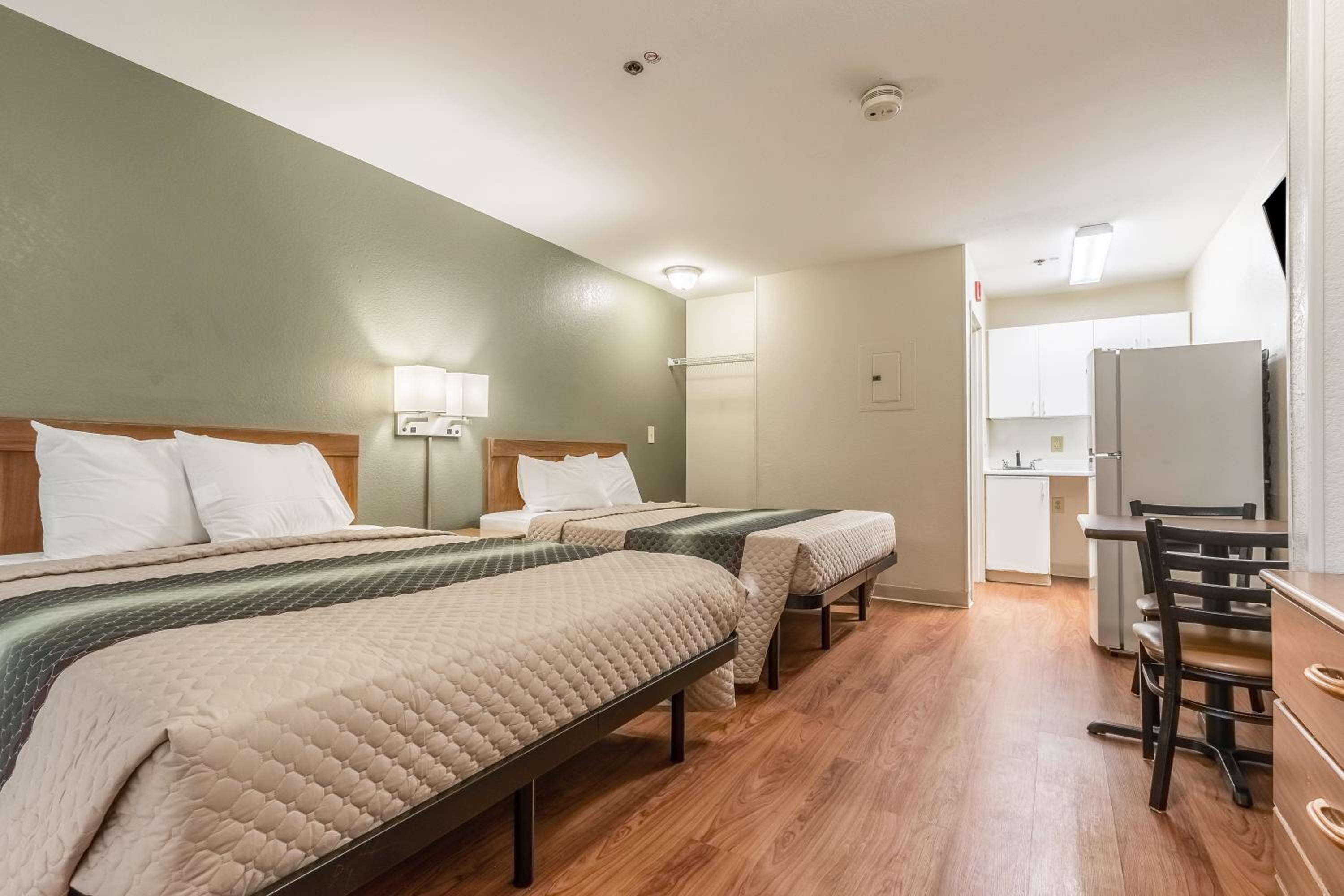 Studio Room with Two Queen Beds Non-Smoking - Photo 1