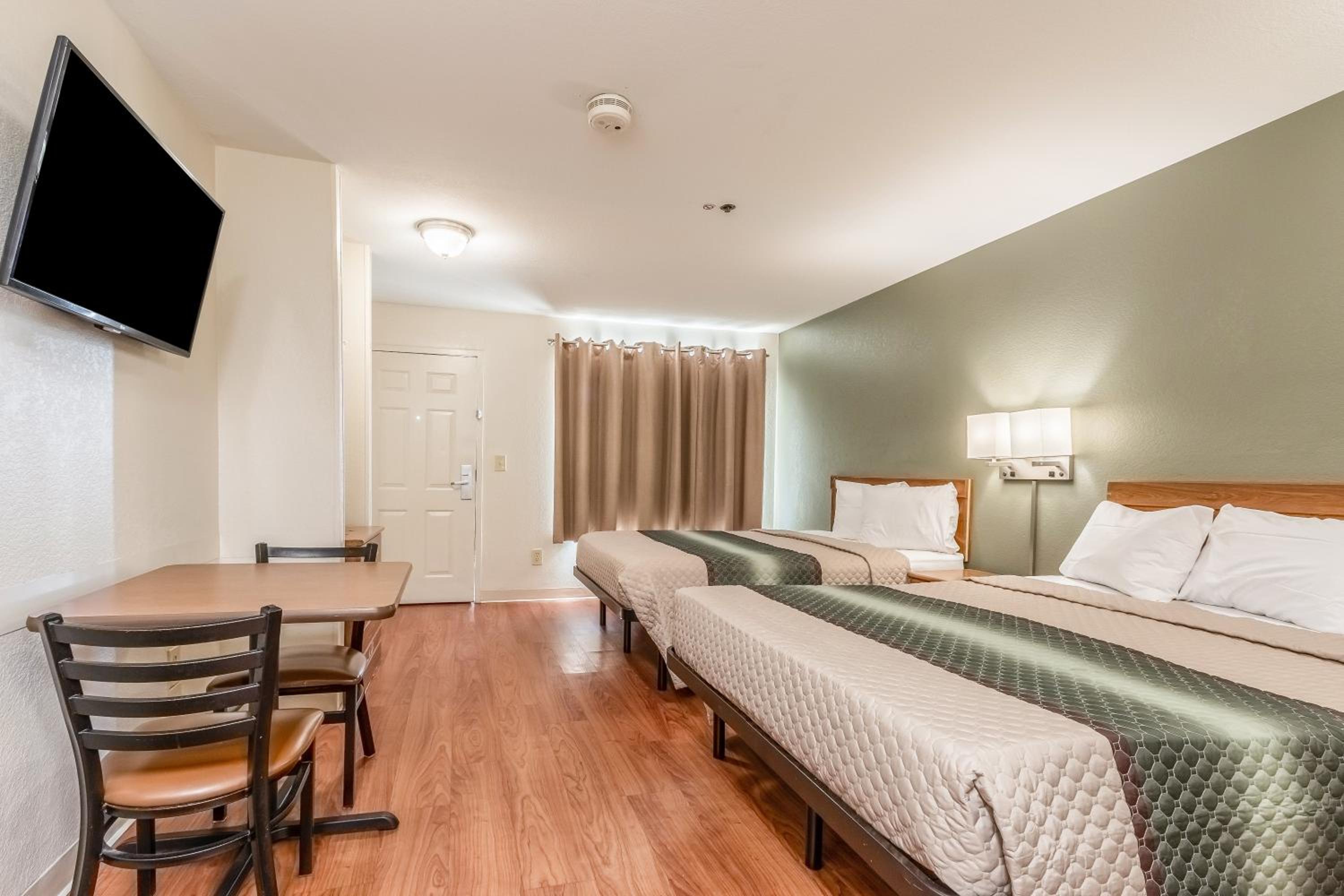 Studio Room with Two Queen Beds Non-Smoking - Photo 2