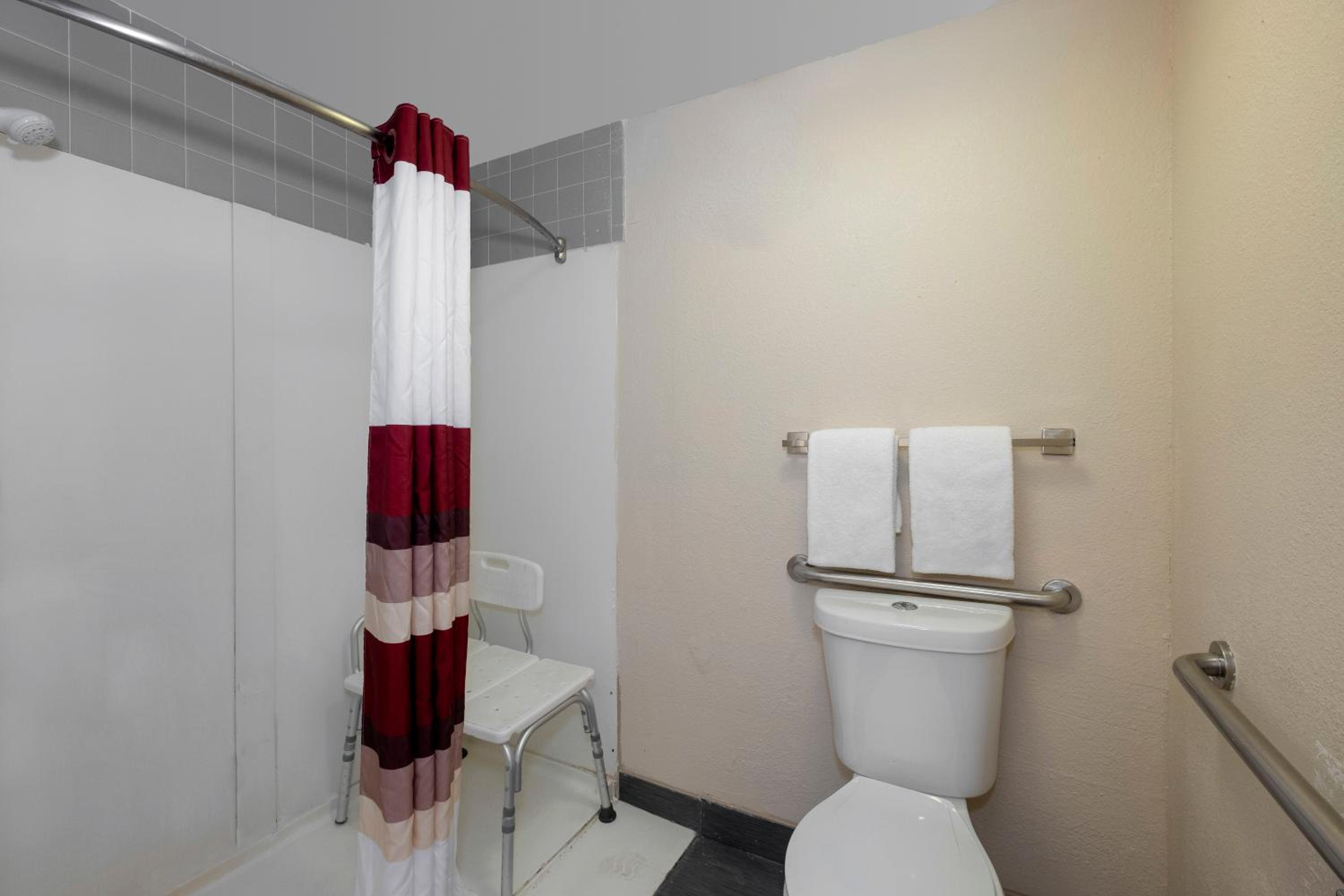 Deluxe Double Room with Two Double Beds - Disability Access/Roll-in Shower Non-Smoking - Photo 4