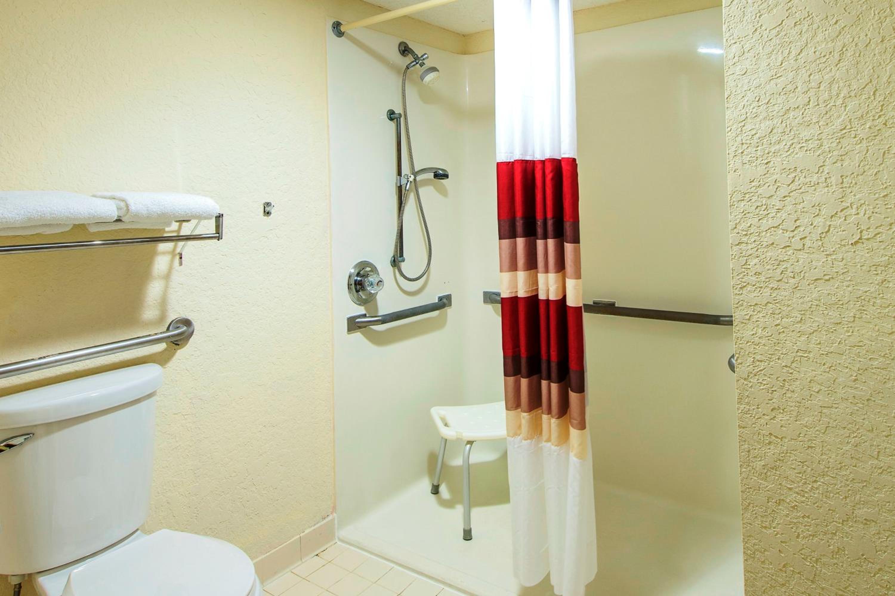 Superior King Room Disability Access Roll-ln Shower Smoke Free