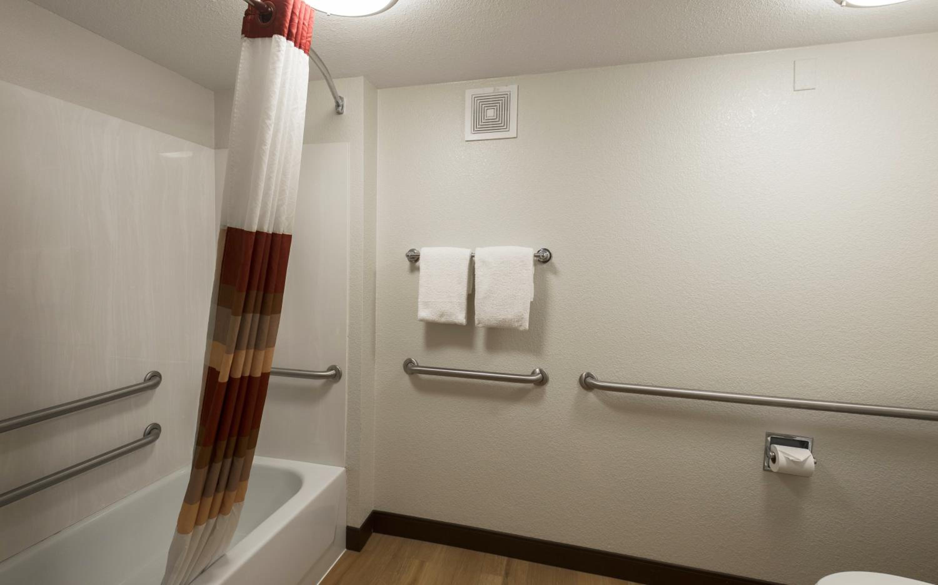 Superior King Room Disability Access Smoke Free - Photo 9