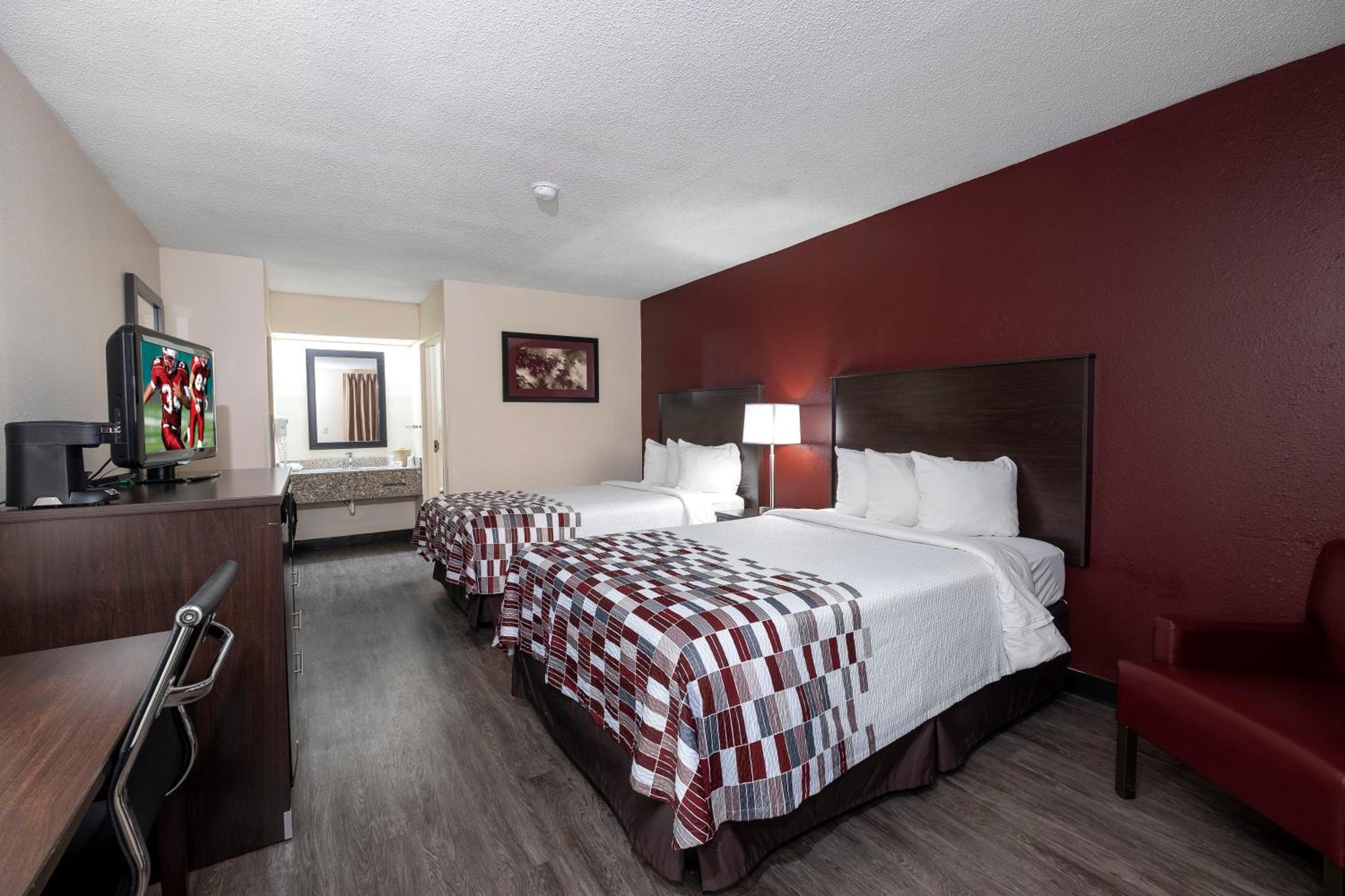 Deluxe Queen Room with Two Queen Beds - Non-Smoking photo 3