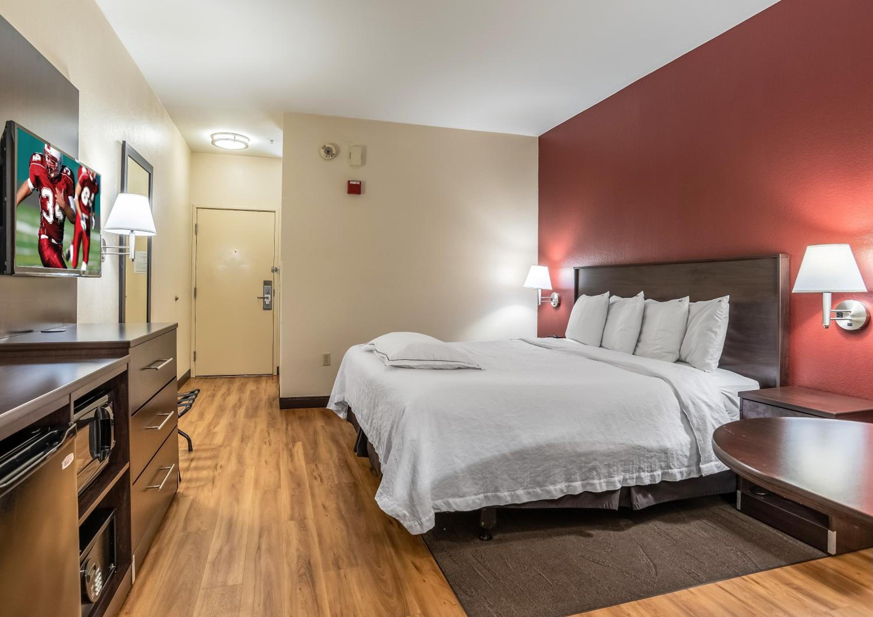 Premium King Room Smoke Free (Upgraded Bedding and Snack Box) - Photo 5