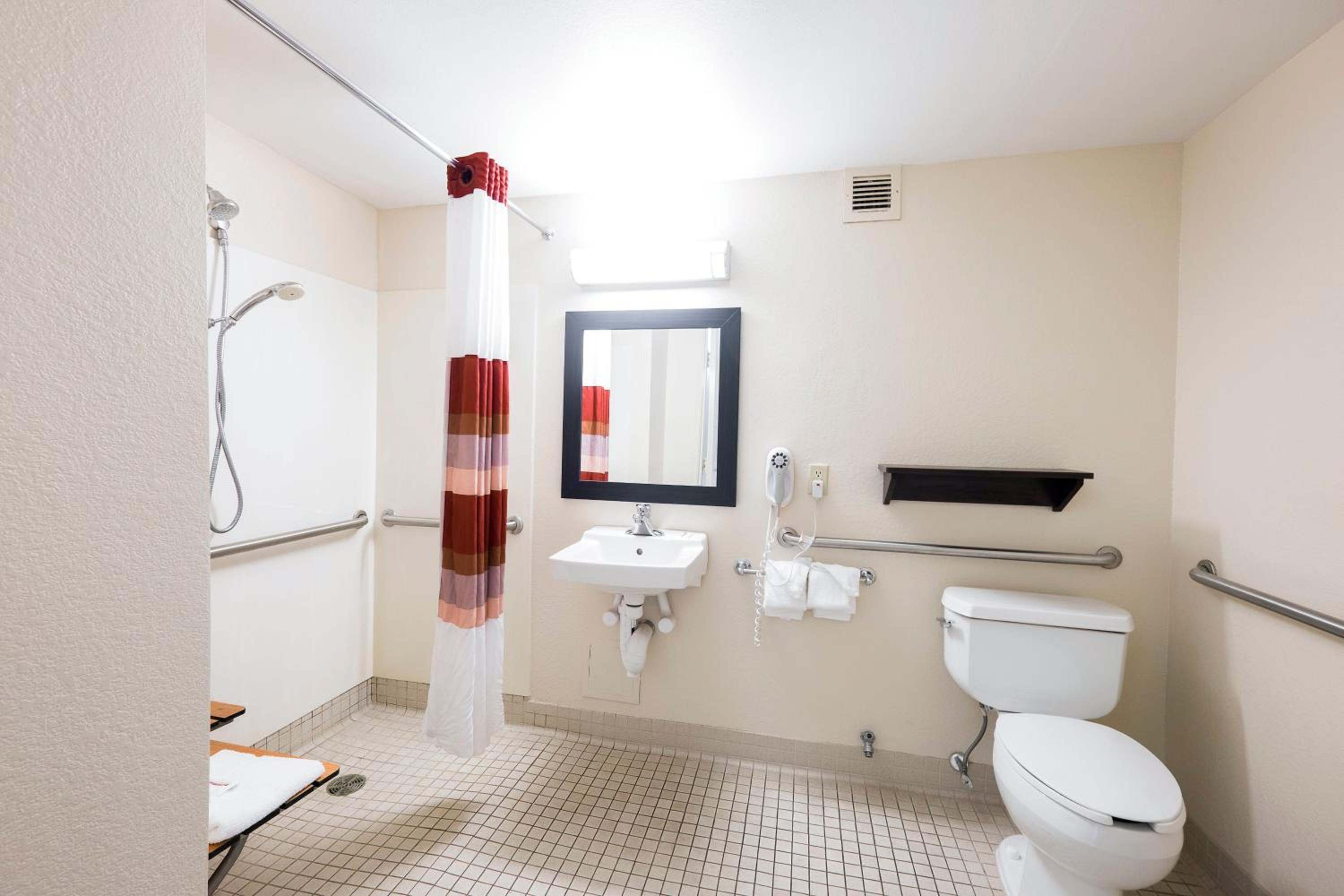Superior King Room Disability Access Roll-In Shower Smoke Free - Photo 4