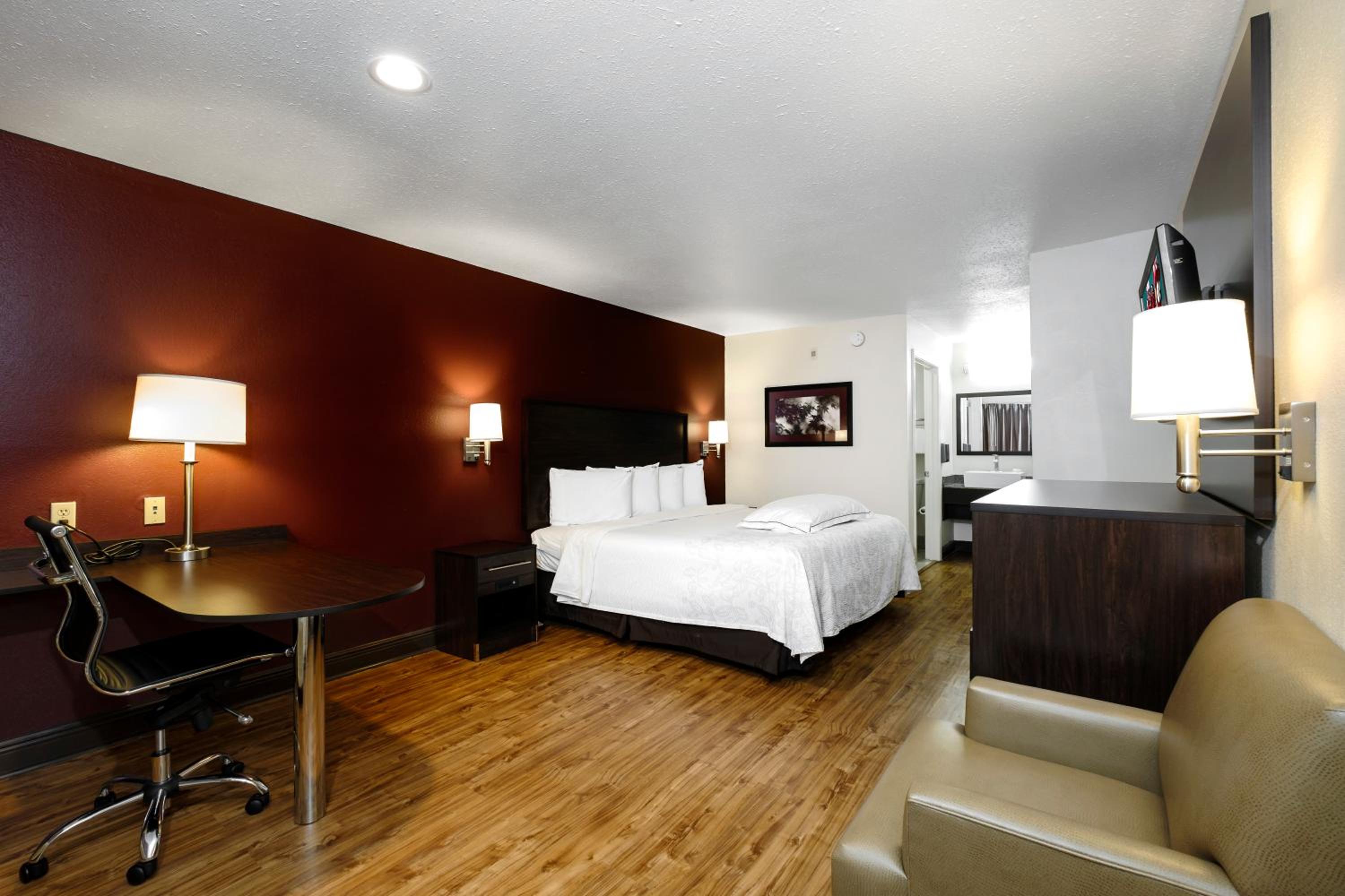 Premium King Room with One King Bed (Smoking) photo 2
