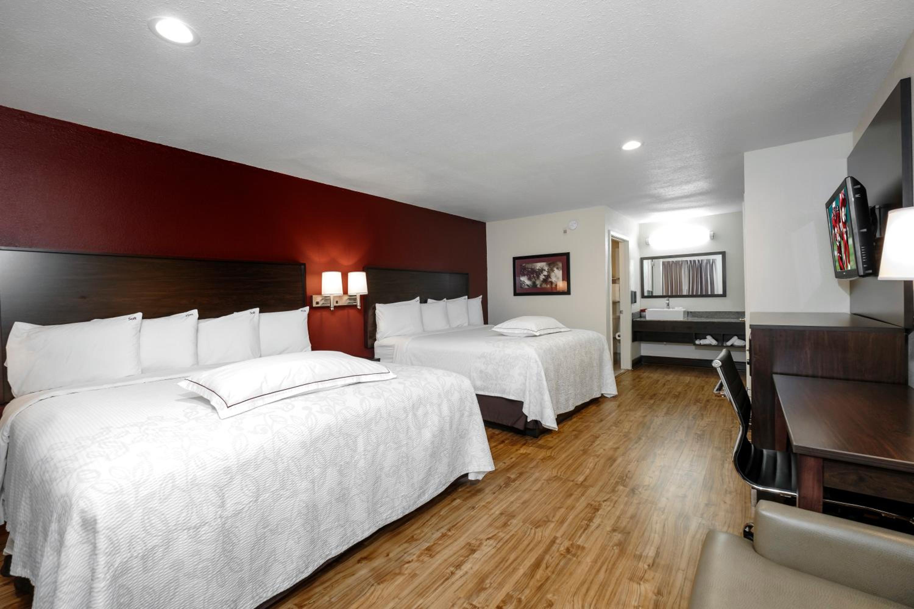 Premium Queen Room with Two Queen Beds (Smoking) photo 1