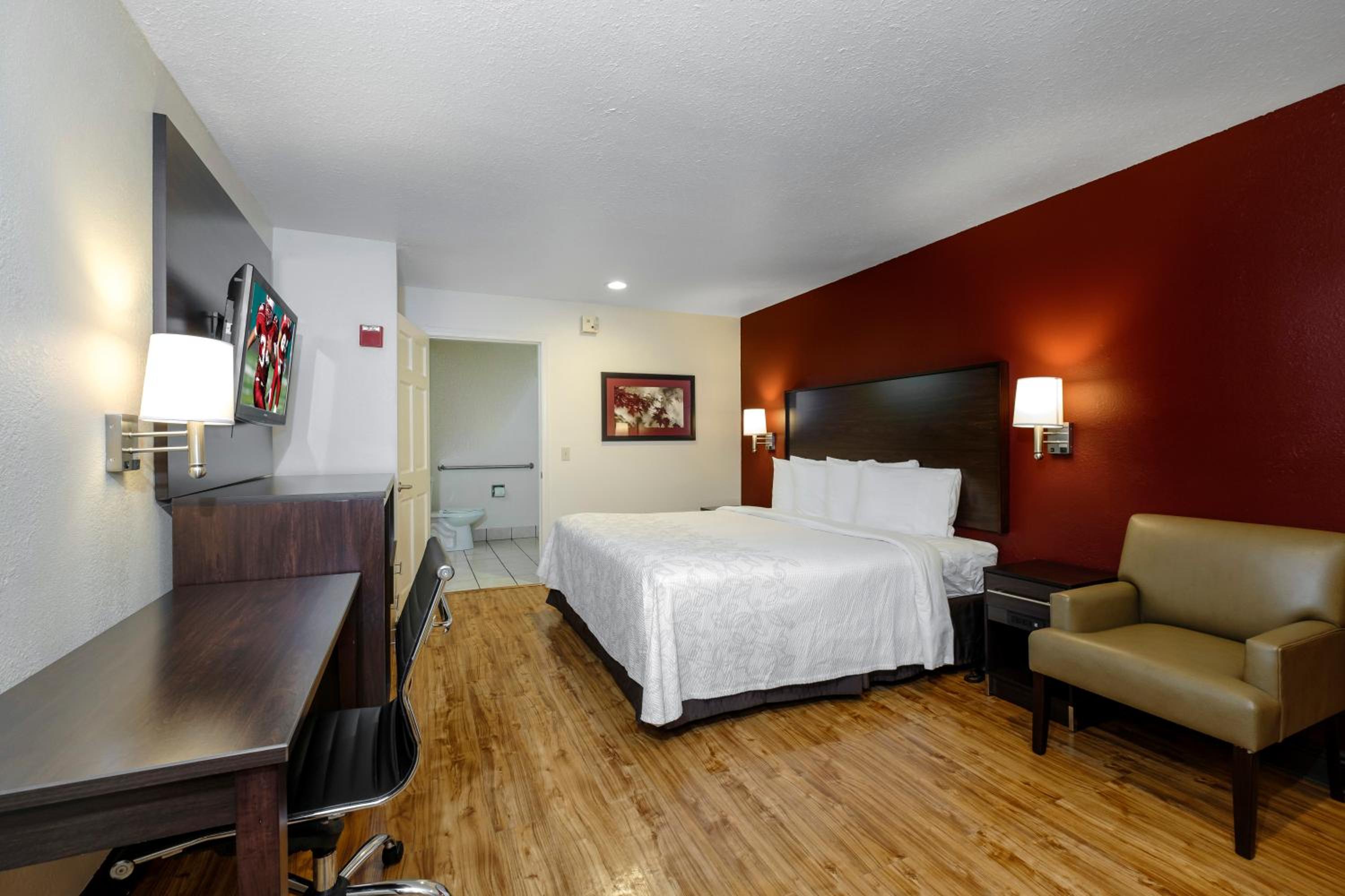 Superior King Room - Disability Access/Roll-in Shower Smoke Free