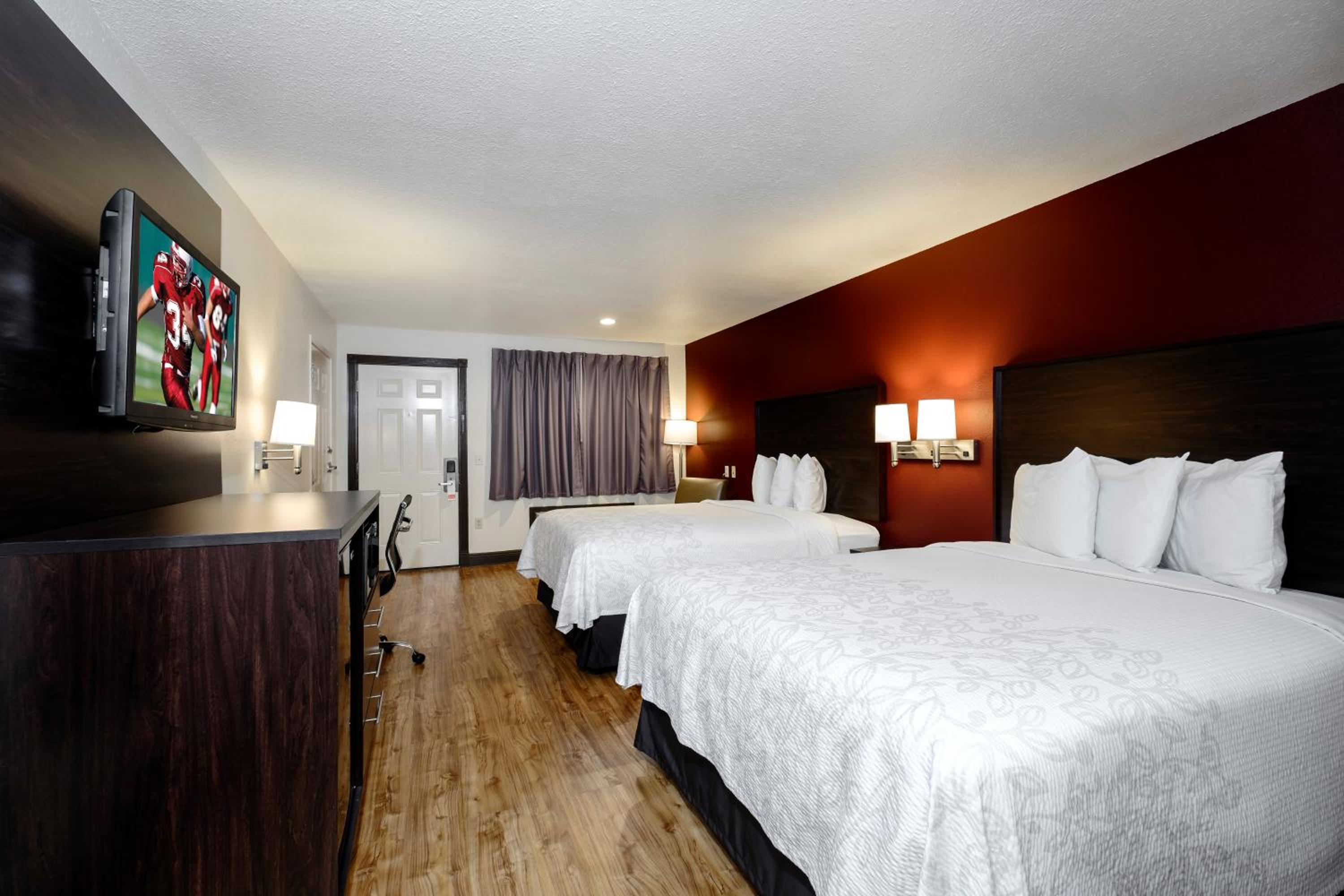 Deluxe Queen Room with Two Queen Beds (Smoking) photo 1