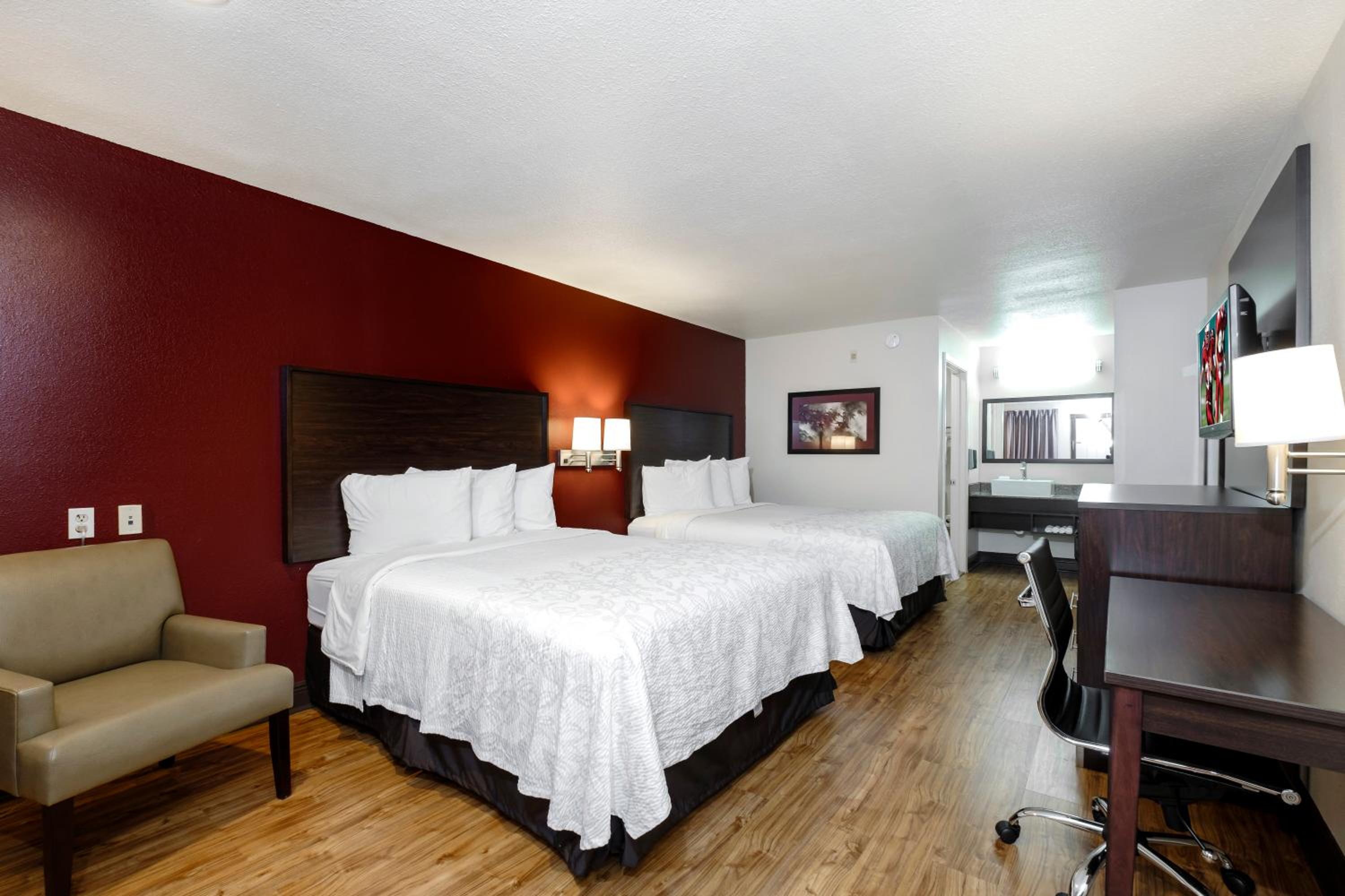 Superior Queen Room with Two Queen Beds (Smoking) (Accessible) photo 3