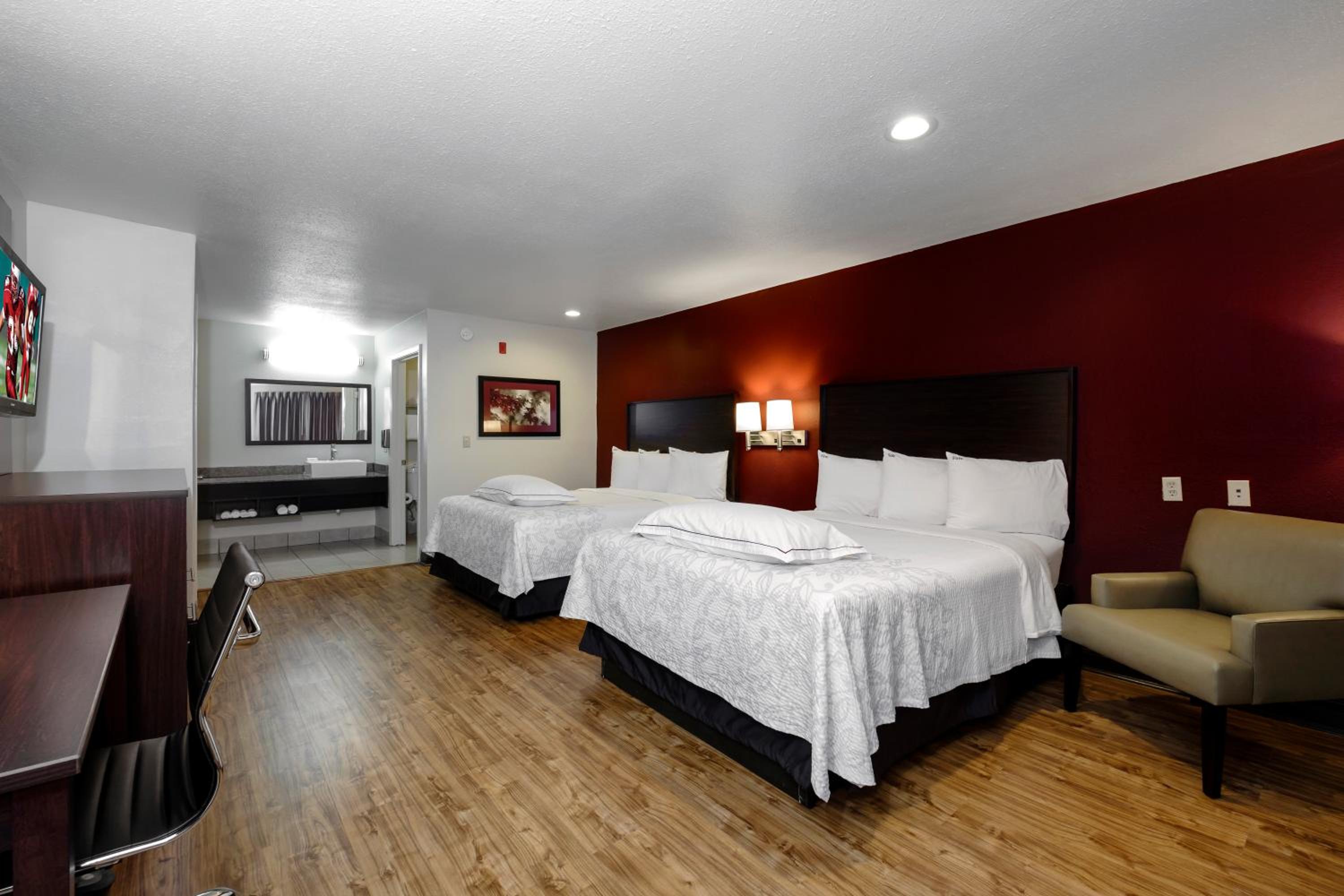 Premium Queen Room with Two Queen Beds (Smoking) photo 2