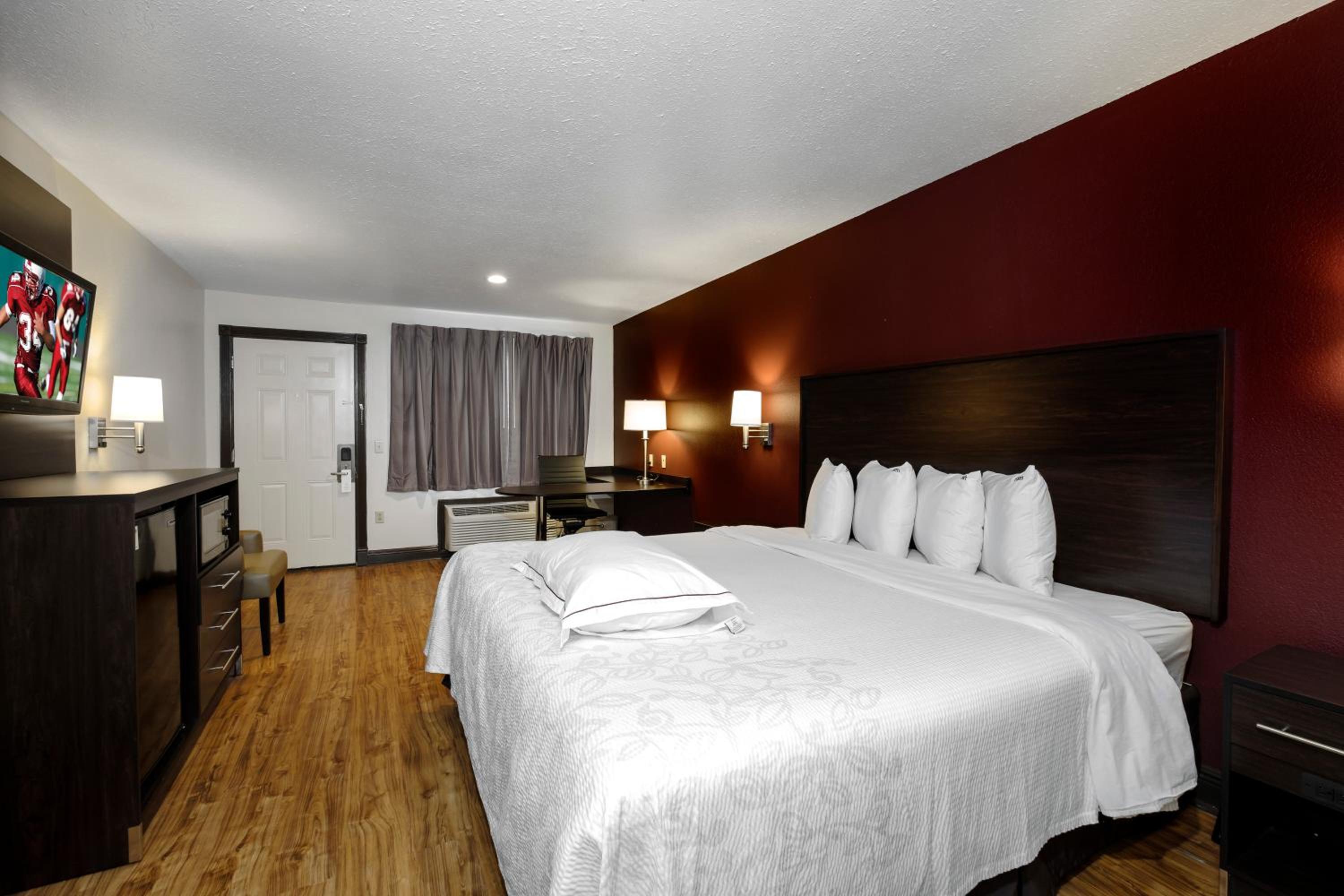 Premium King Room with One King Bed (Smoking) photo 1