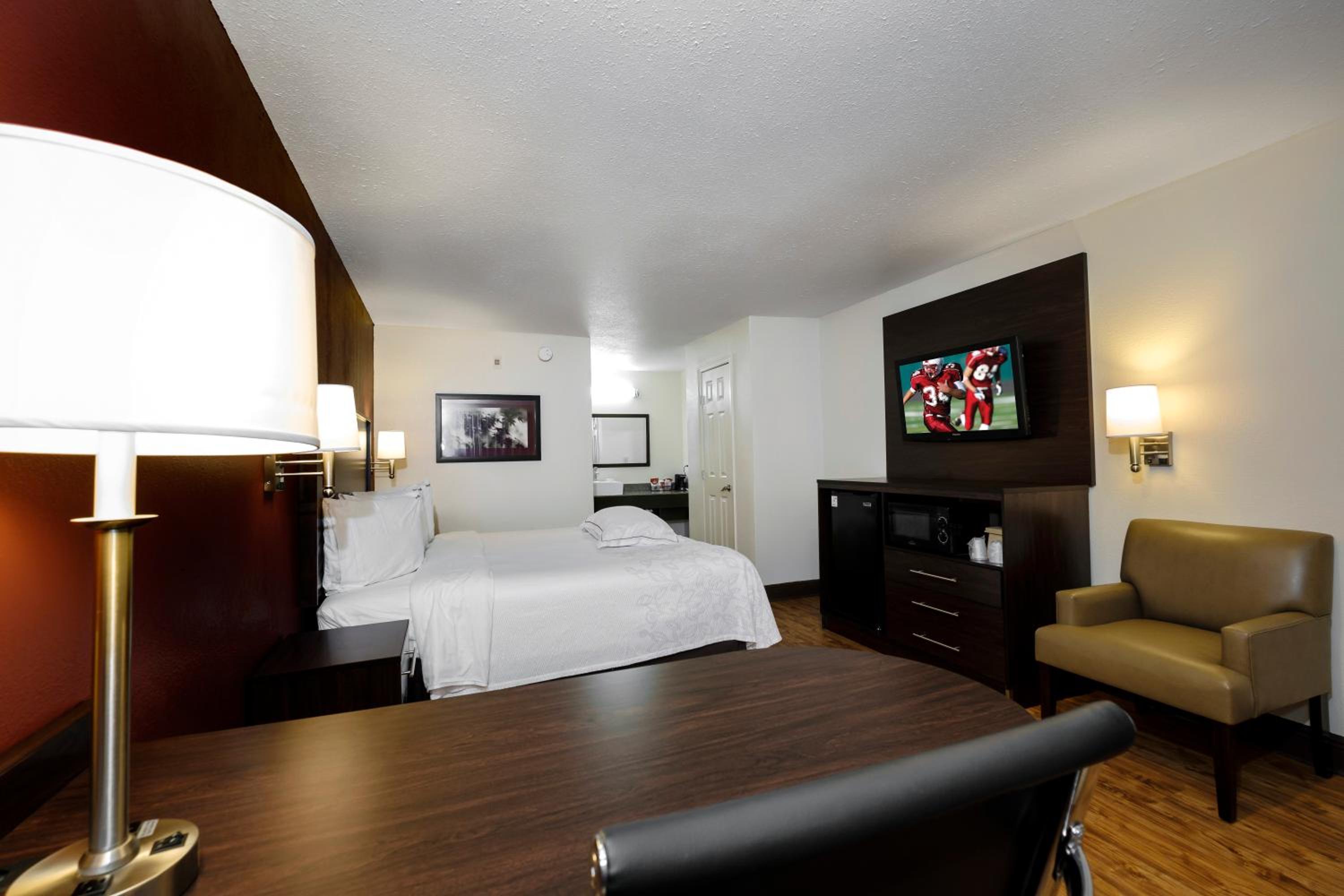 Premium King Room with One King Bed (Smoking) photo 3