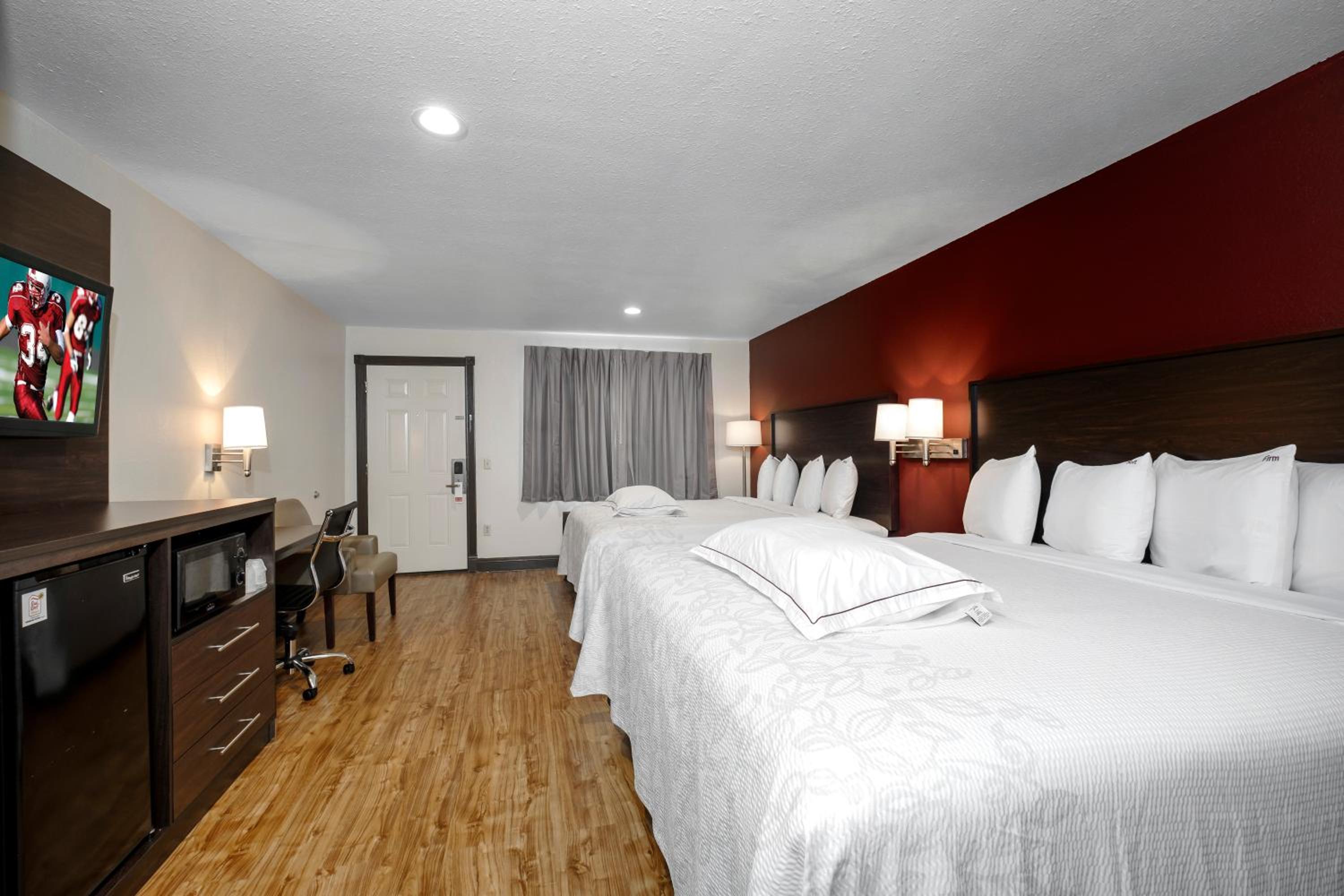 Premium Queen Room with Two Queen Beds (Smoking) photo 3