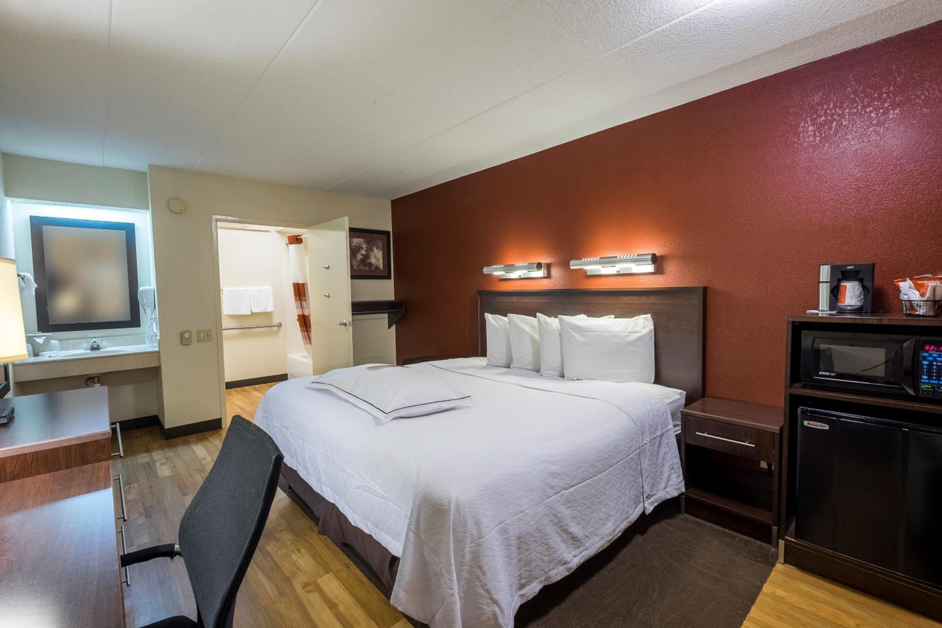 Premium King Room Disability Access Smoke Free (Upgraded Bedding and Snack Box) - Photo 1