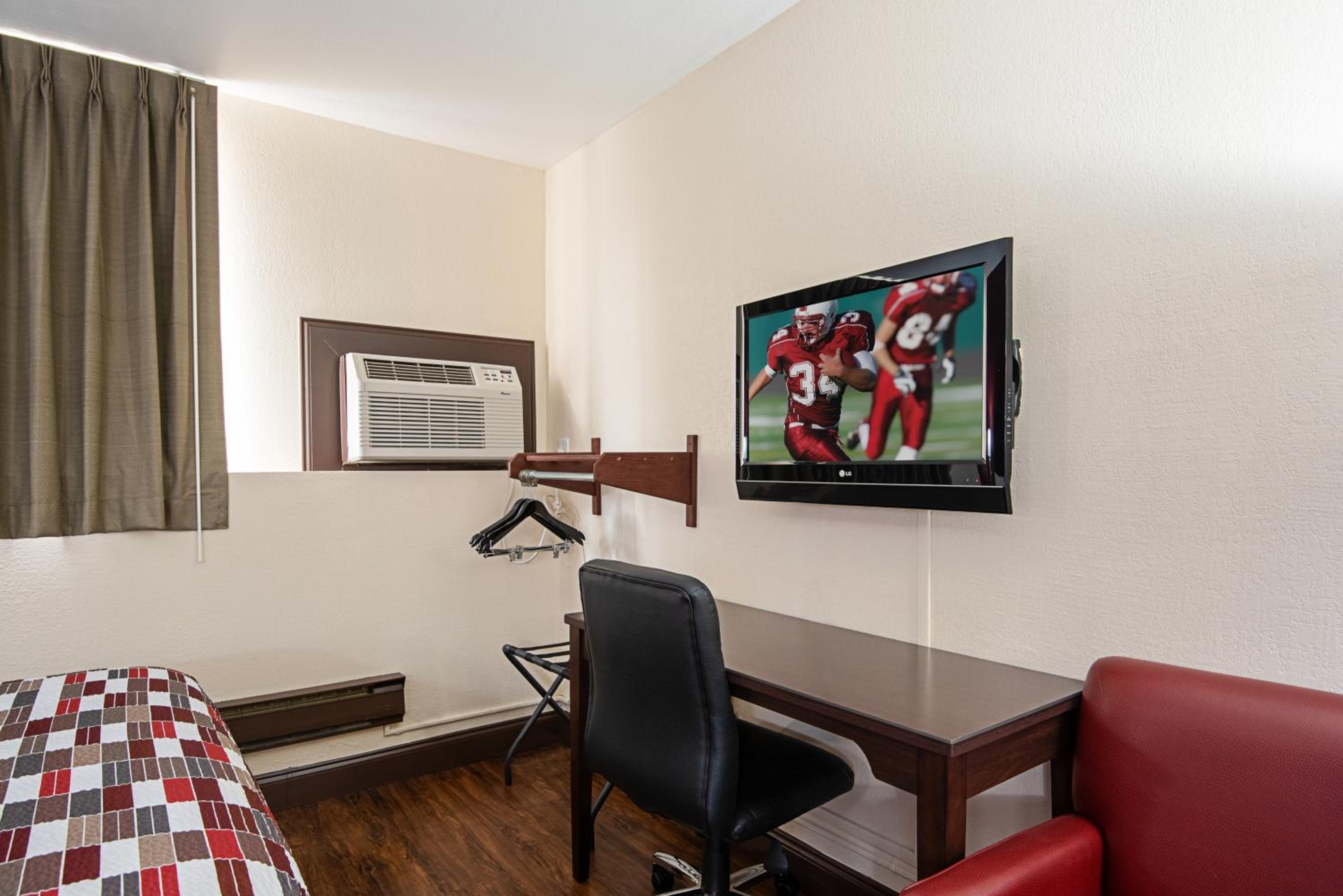 Deluxe Queen Room Disability Access Smoke Free - Photo 4