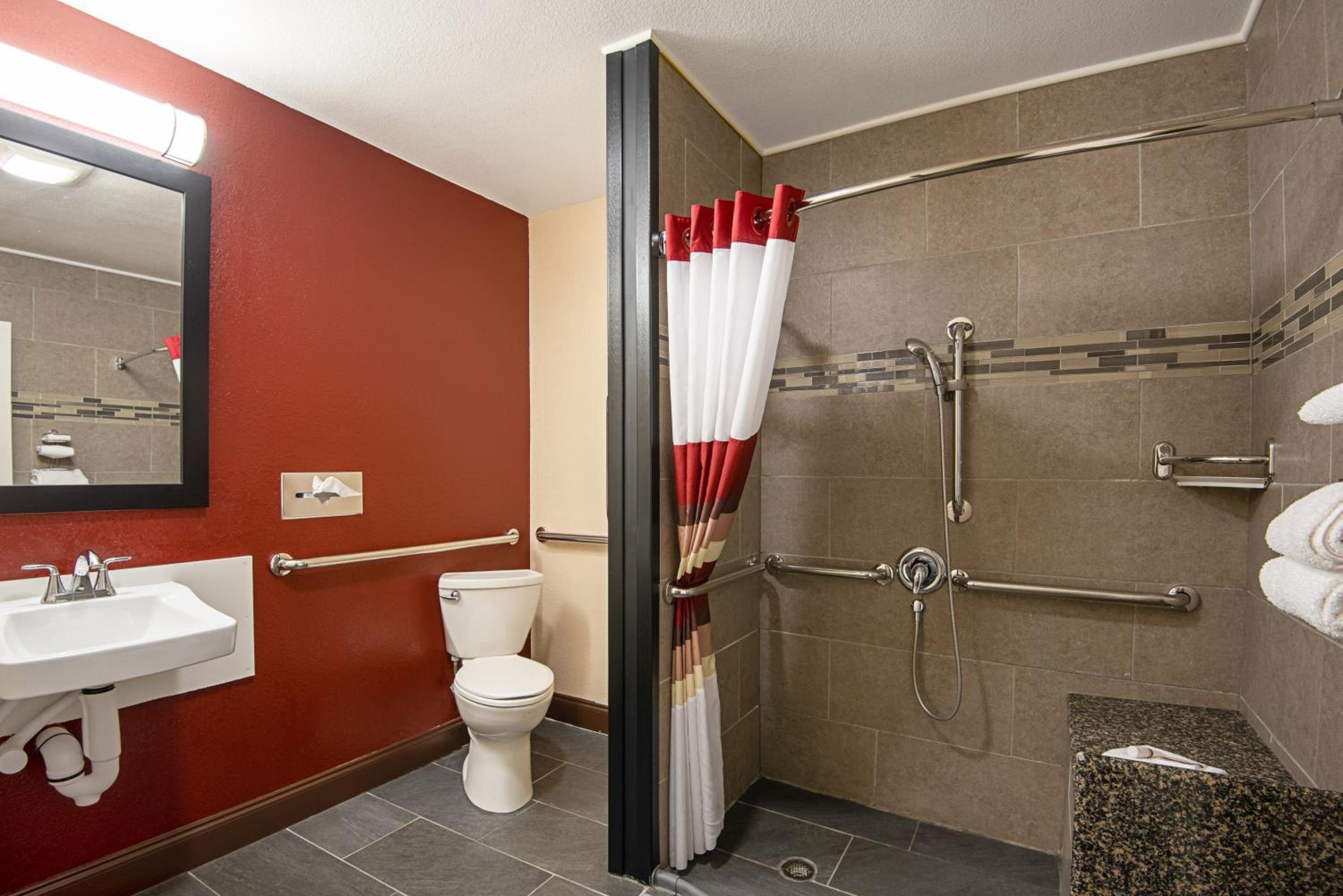 Deluxe Queen Room Disability Access Smoke Free - Photo 2