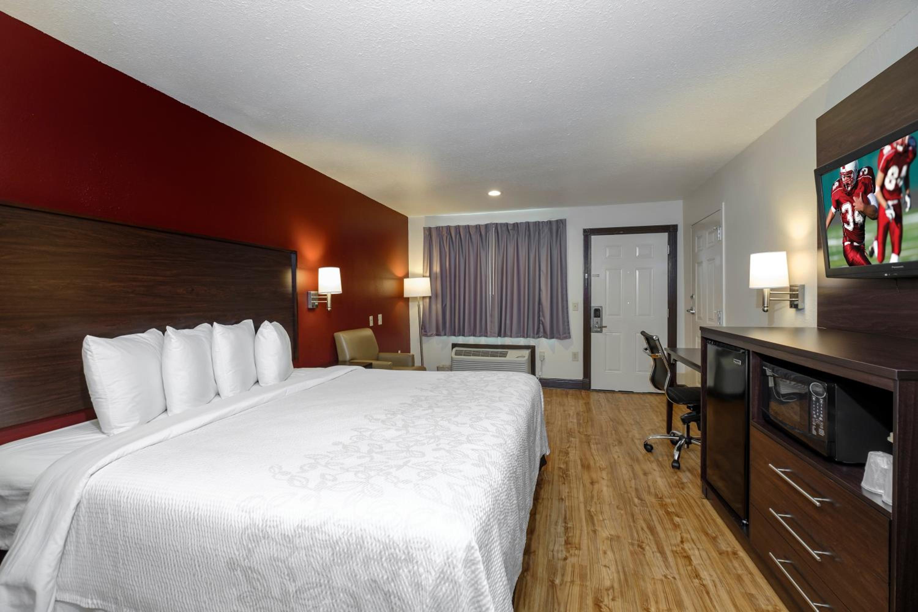 Superior King Room with One King Bed (Smoking) (Accessible) photo 3