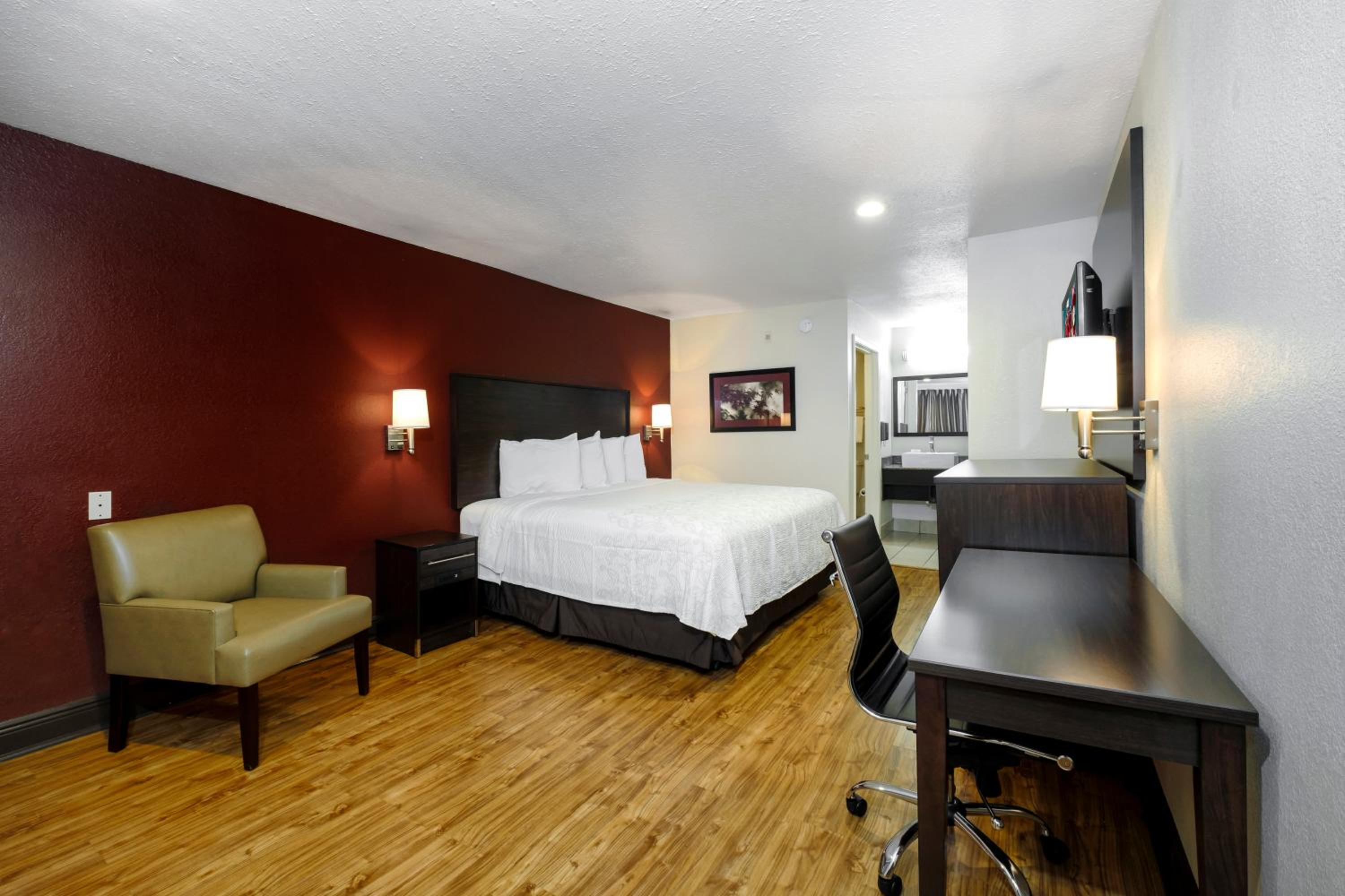 Superior King Room with One King Bed (Smoking) (Accessible) photo 1