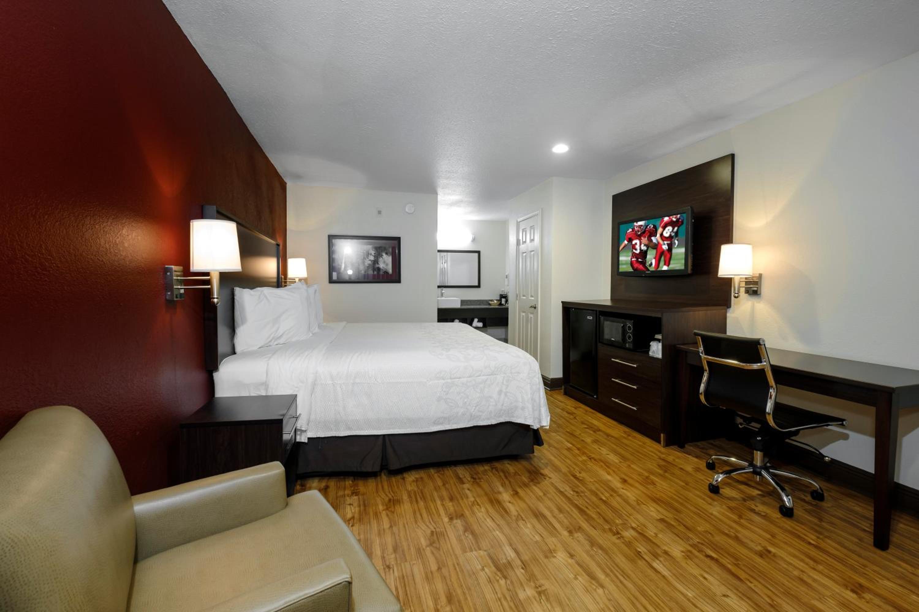 Superior King Room with One King Bed (Smoking) (Accessible) photo 2
