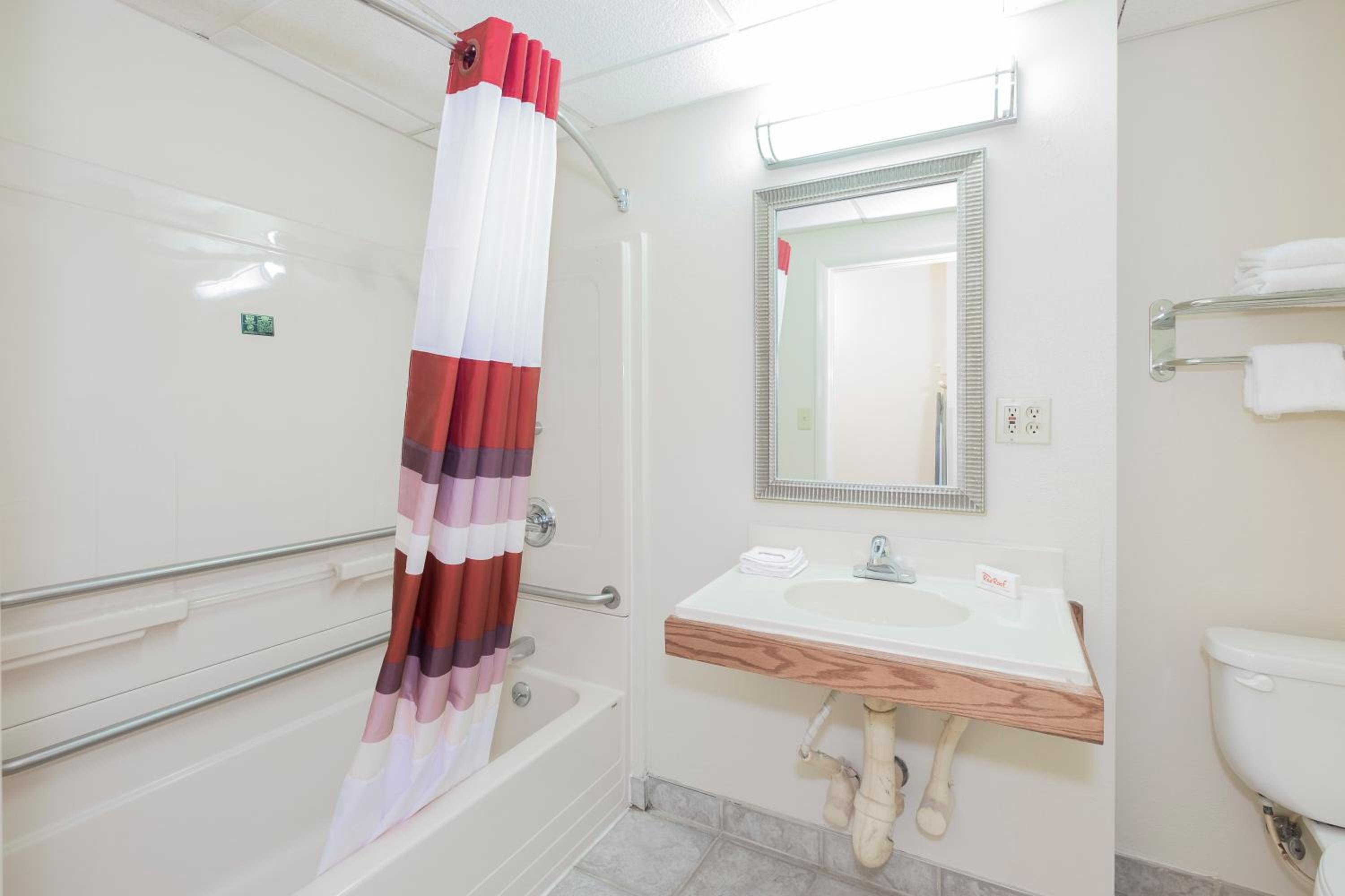 Queen Room - Disability Access - Photo 5