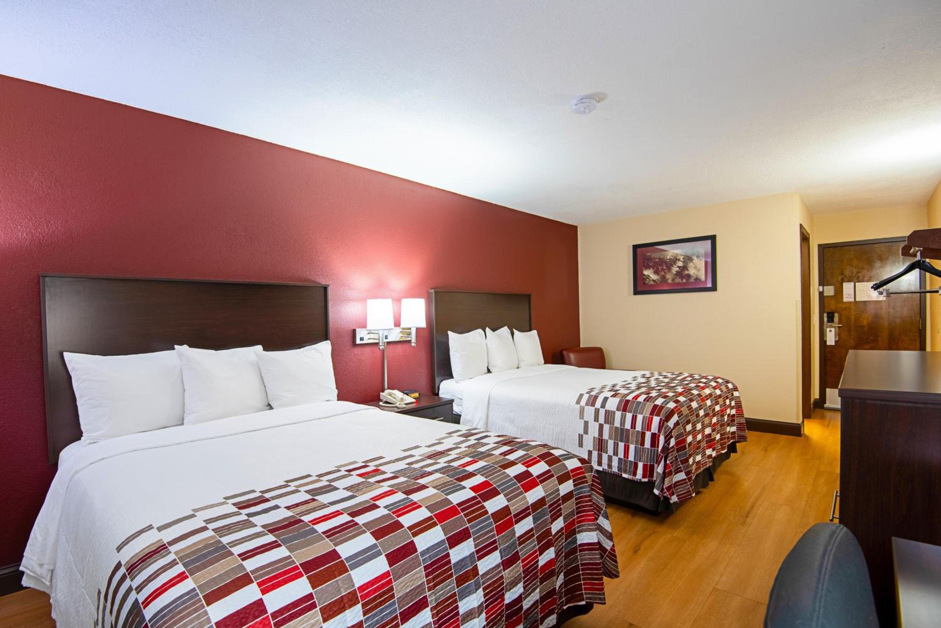 Deluxe Room with Two Queen Beds Smoke Free - Photo 3
