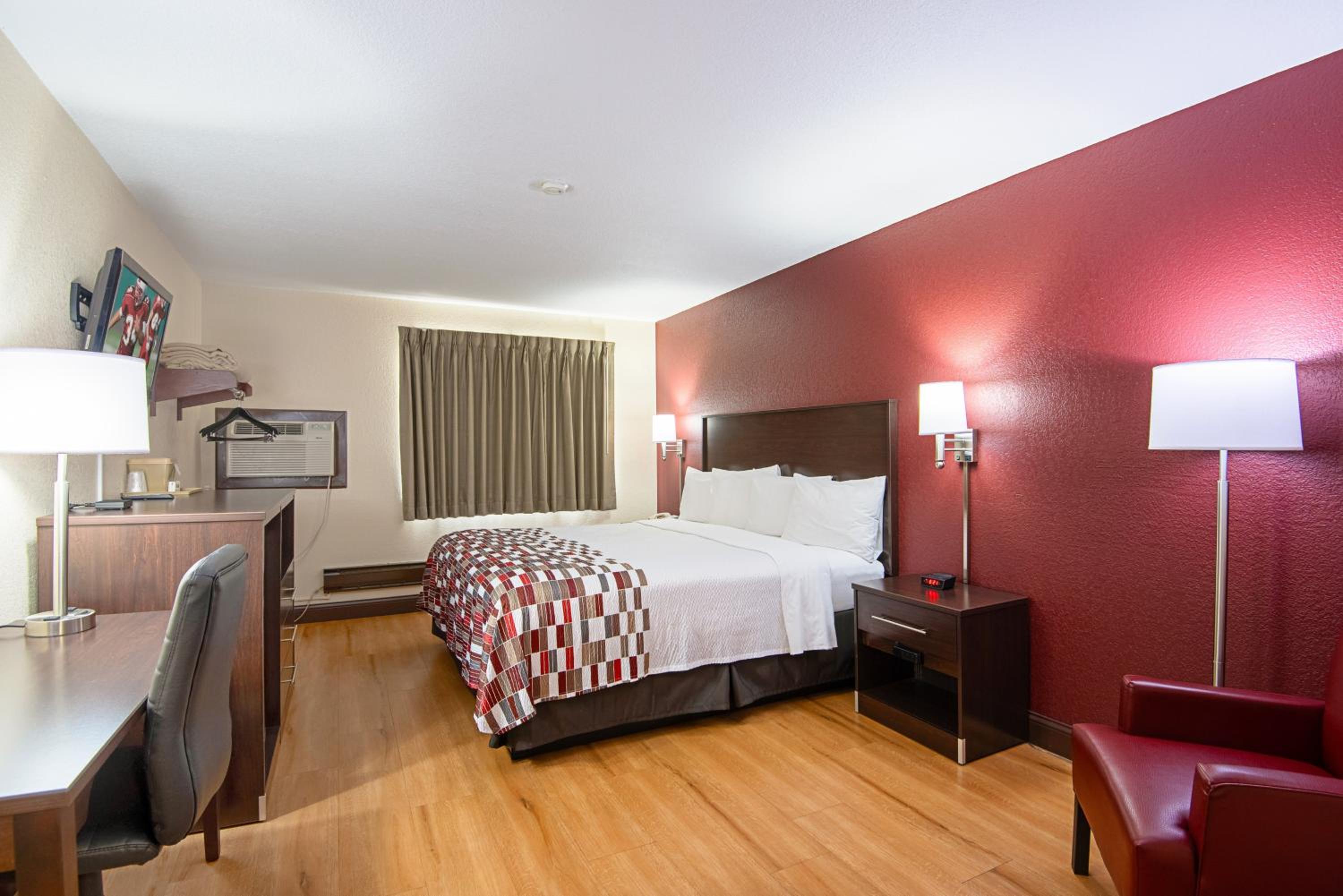  Deluxe King Room Smoke Free - Photo 4