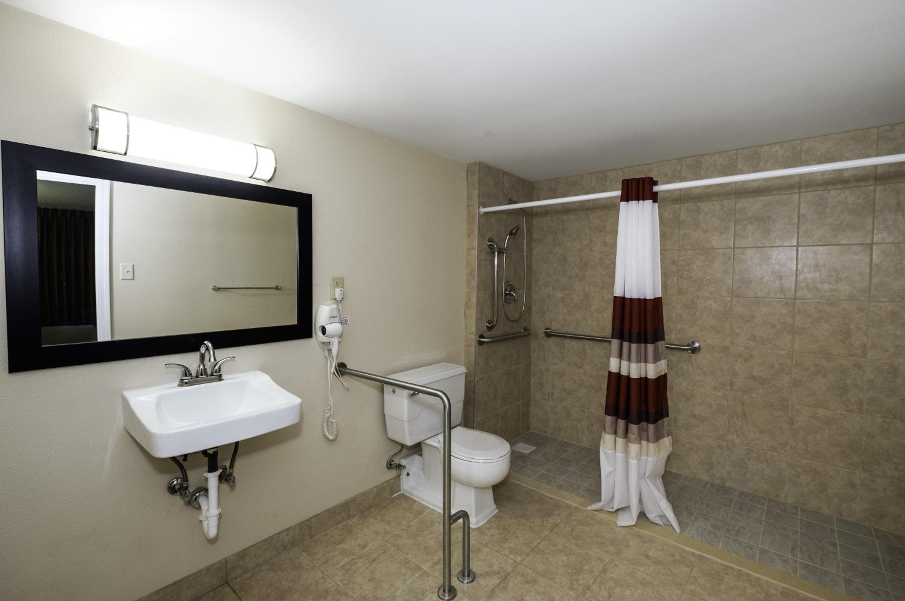 Superior King Room Disability Access Roll-In Shower Non-Smoking photo 2