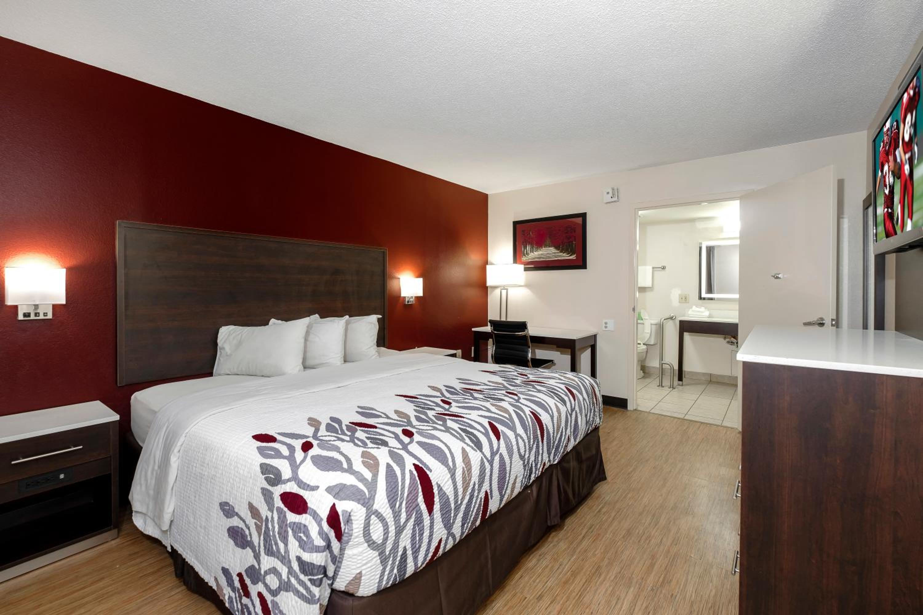 Deluxe King Room Disability Accessible with Roll-In Shower - Non-Smoking photo 1
