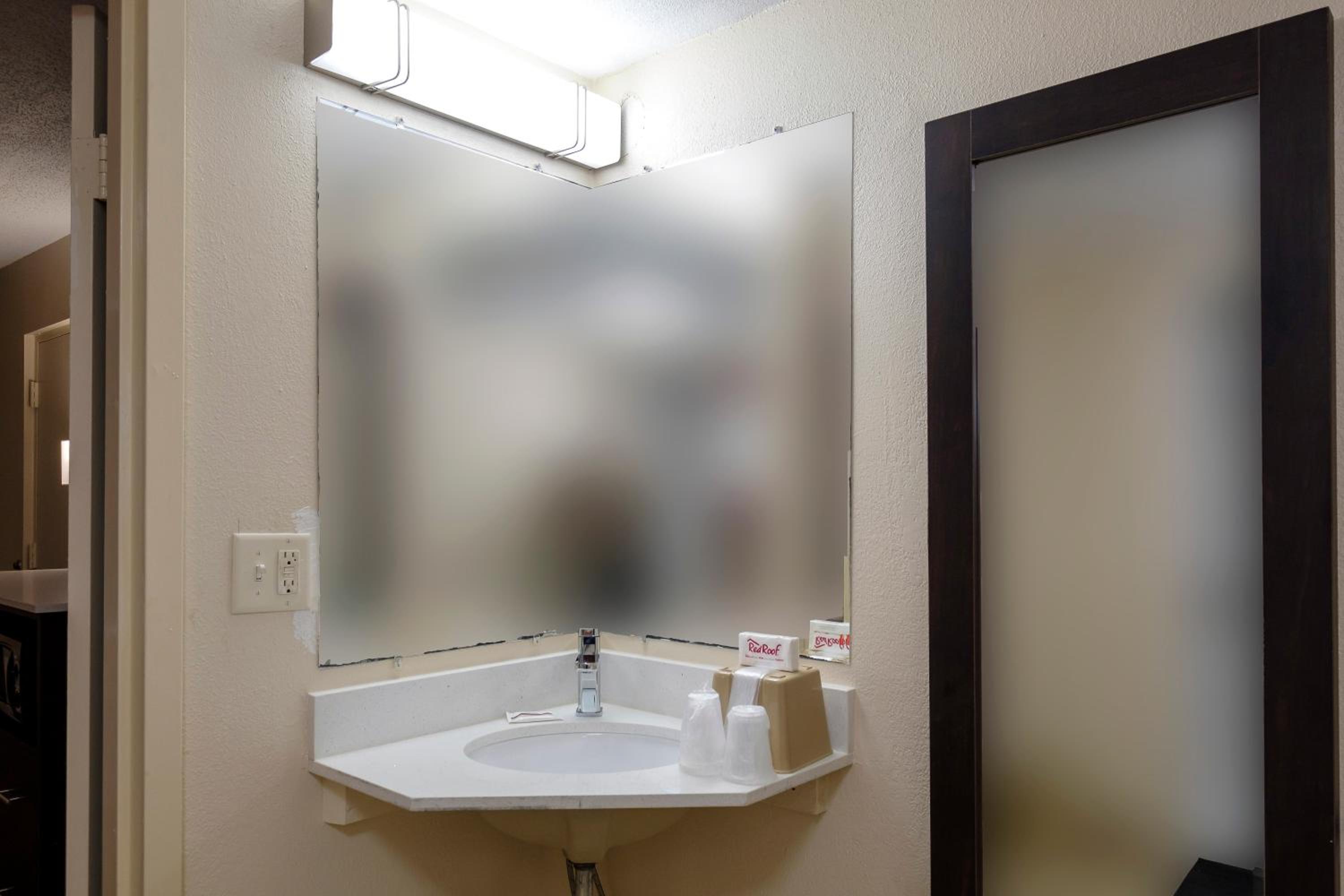 Deluxe King Room Disability Accessible with Roll-In Shower - Non-Smoking photo 3