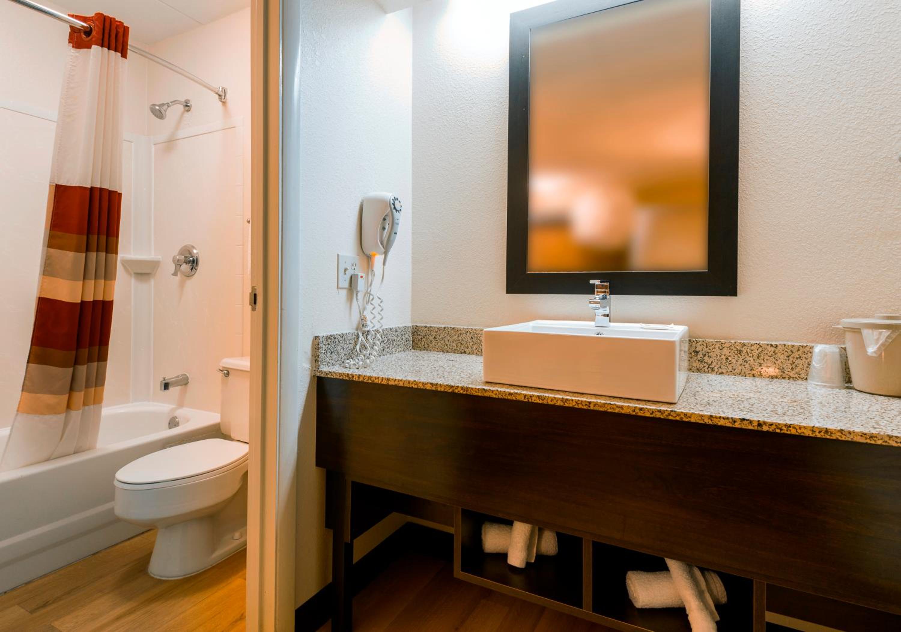 Deluxe Double Room with Two Double Beds - Smoke Free - Photo 3