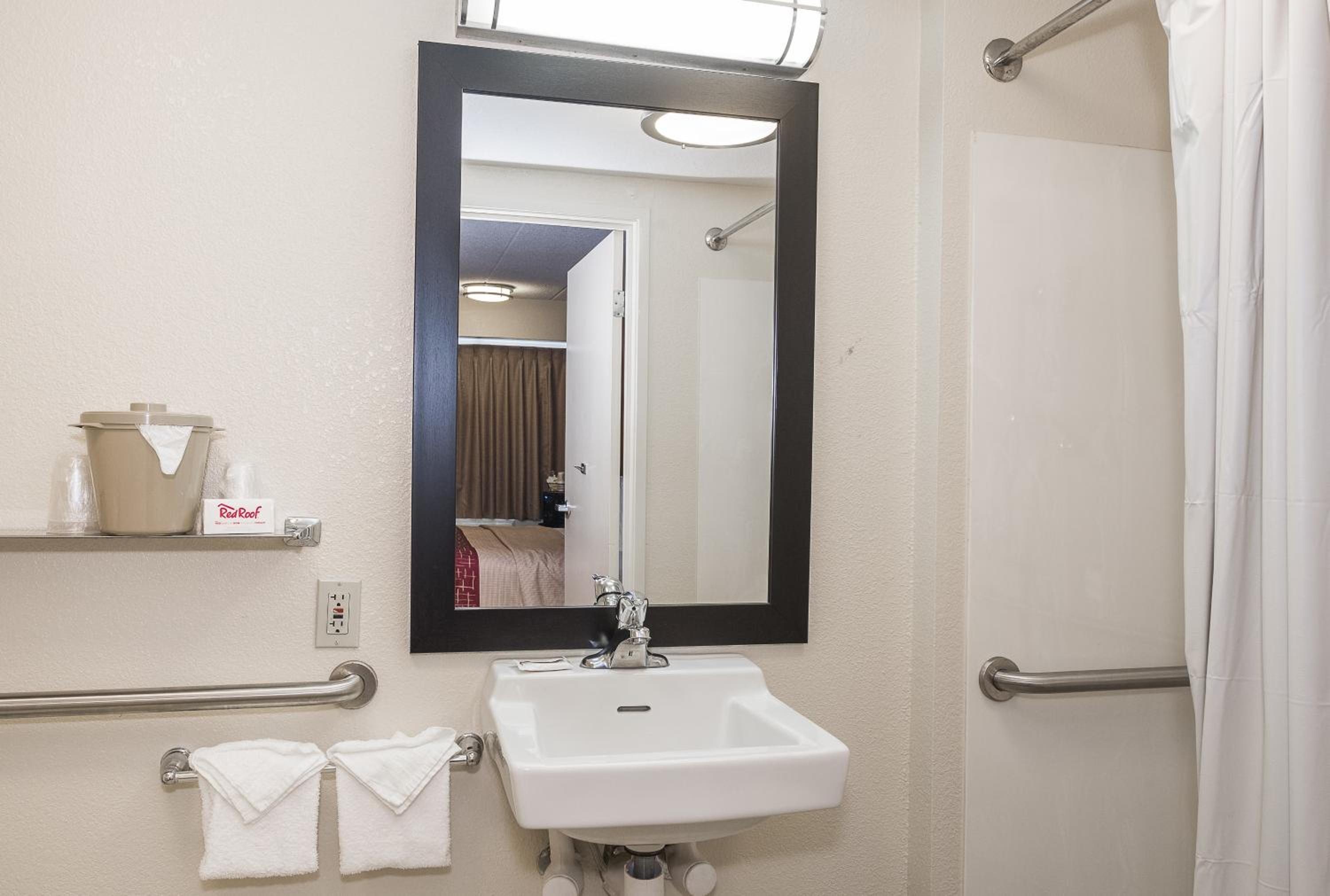 Superior King Room - Disability Access/Roll-in Shower Smoke Free - Photo 2