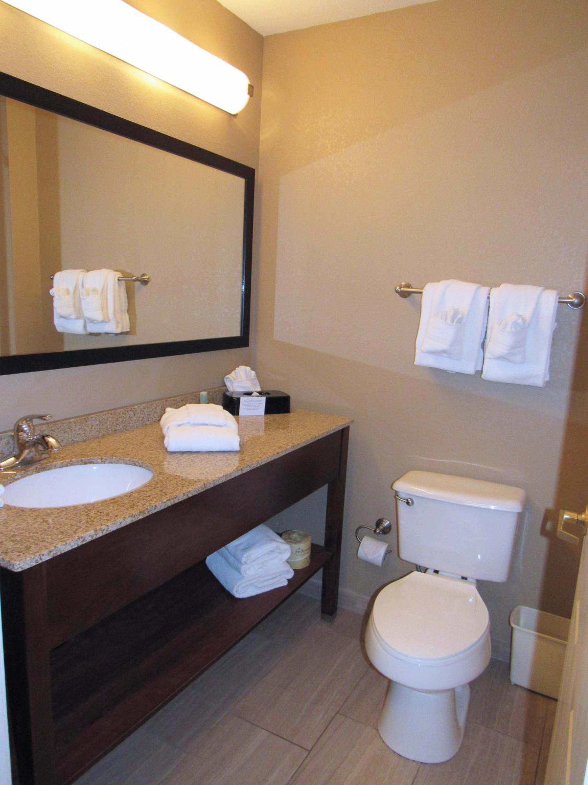  Deluxe Queen Room Non-Smoking - Photo 3