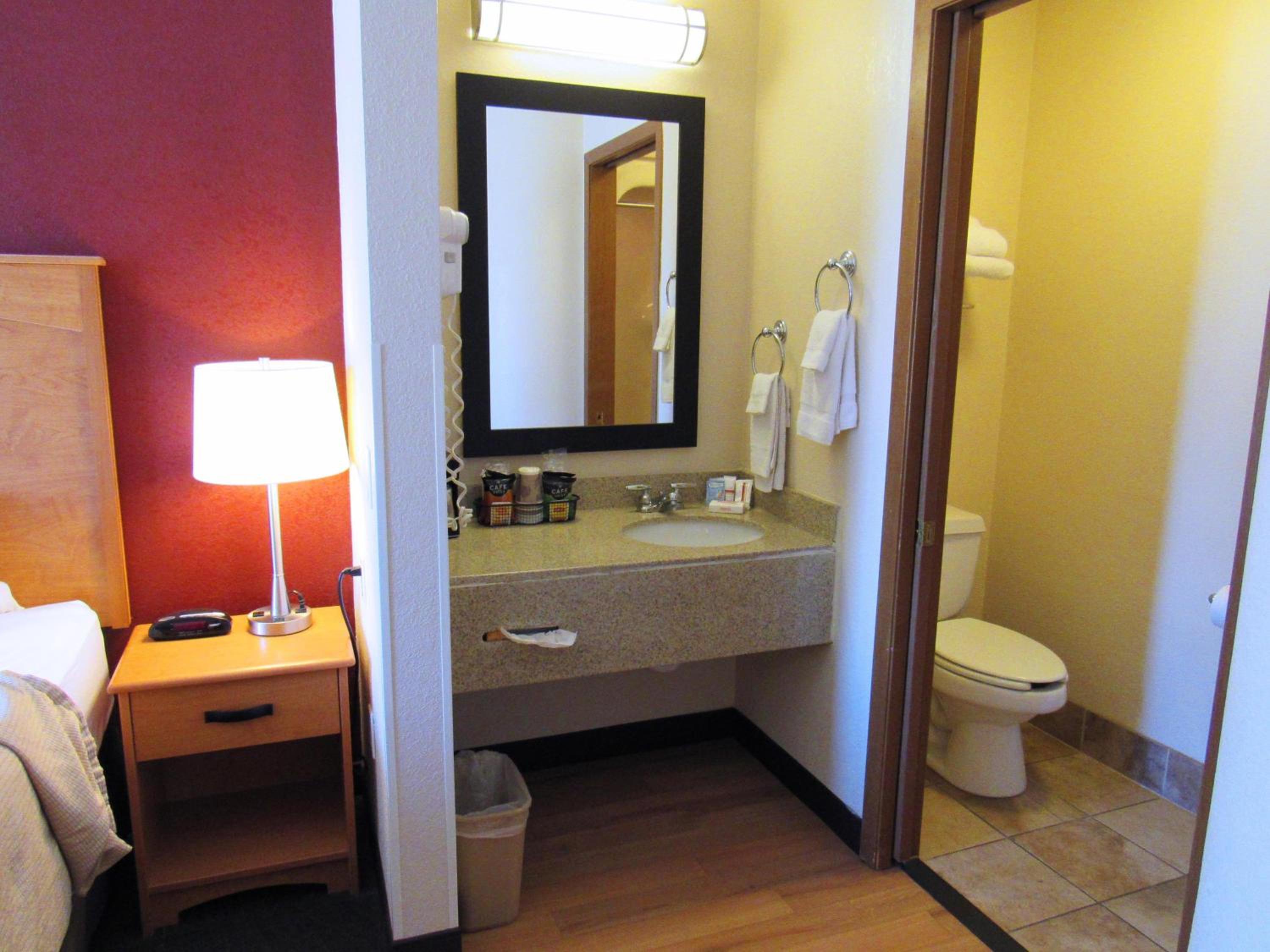  Deluxe Queen Room Non-Smoking - Photo 6
