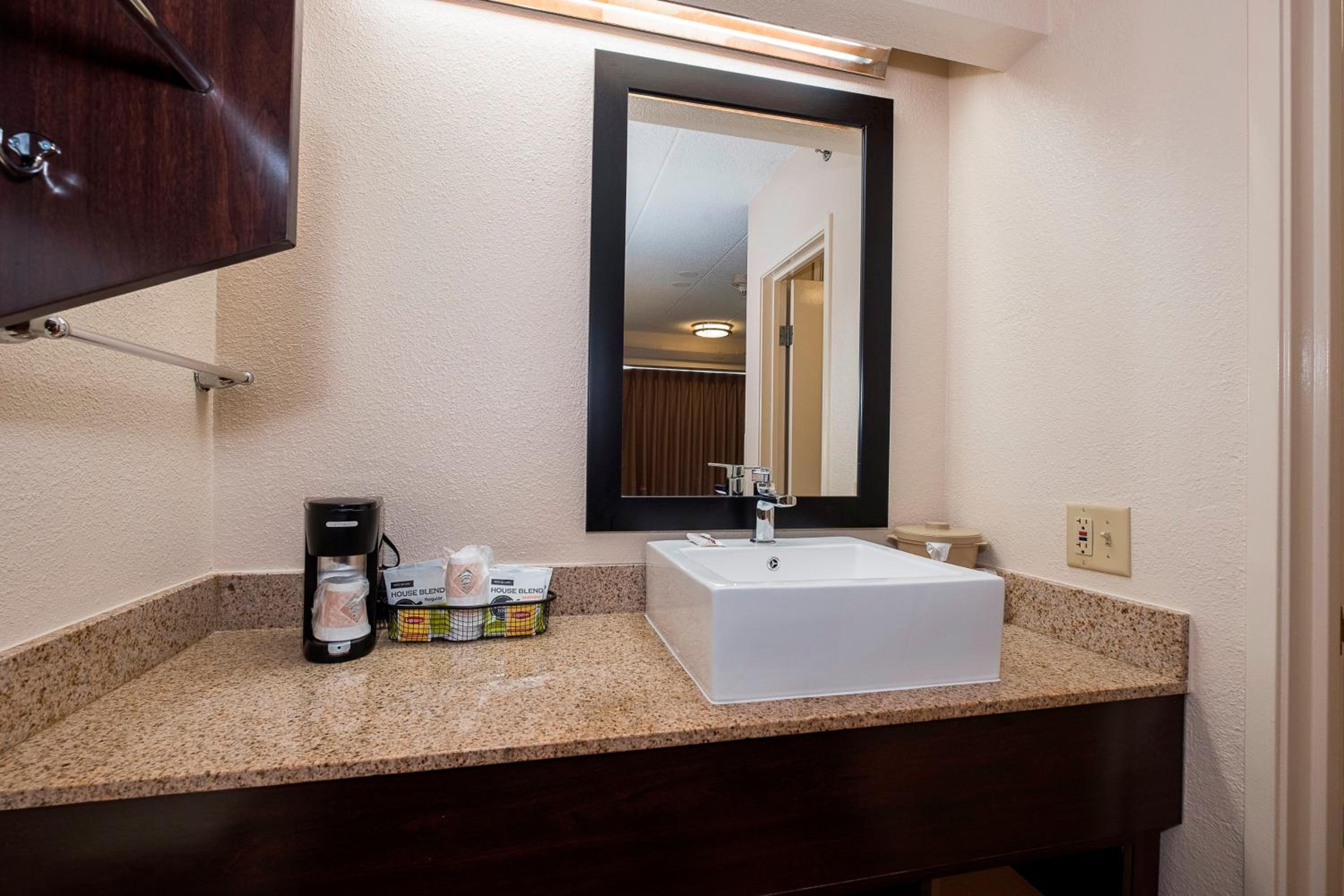 Deluxe Double Room with Two Double Beds - Smoke Free - Photo 4