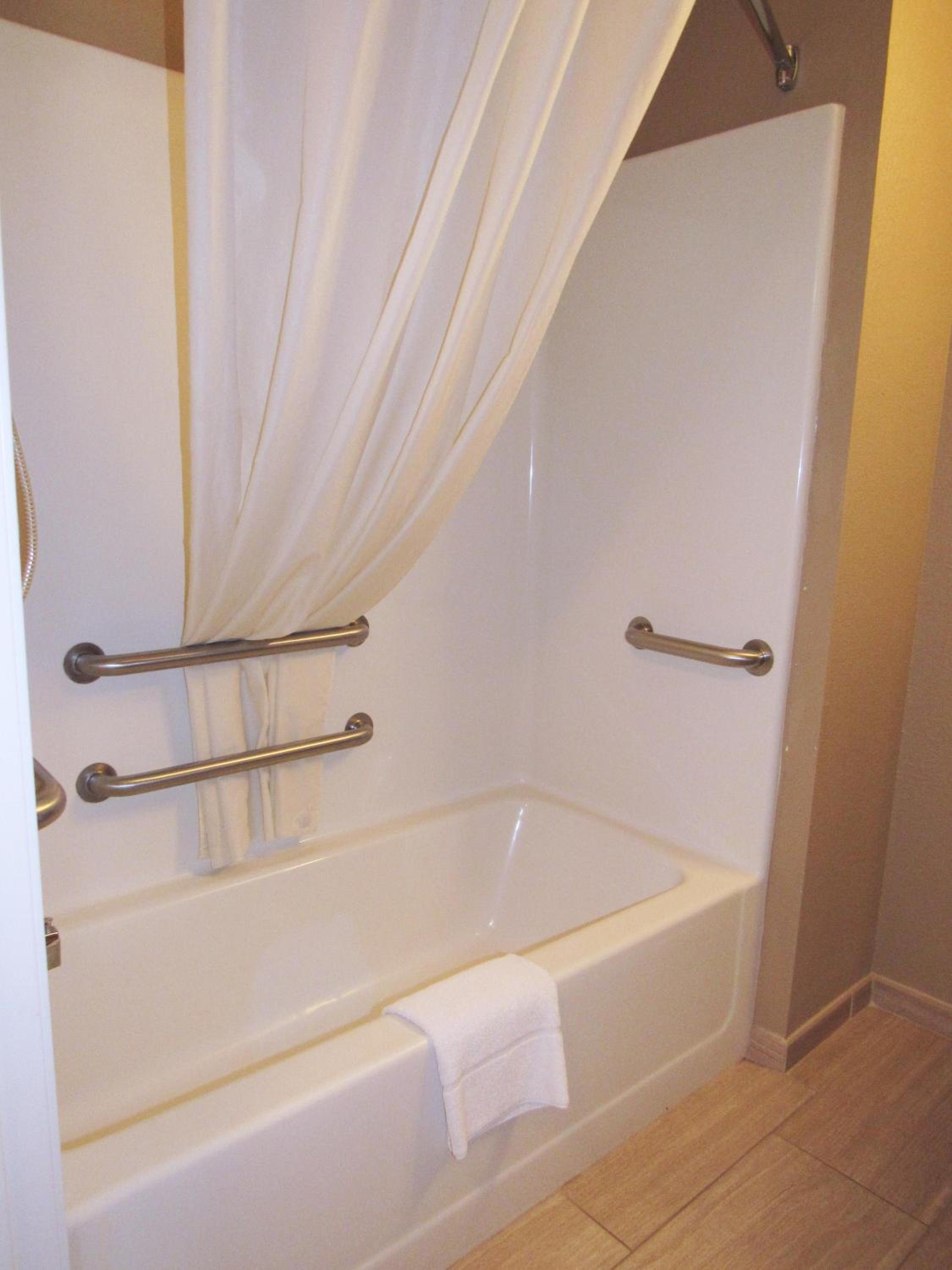 Deluxe Queen Room Disability Access Non-Smoking - Photo 2