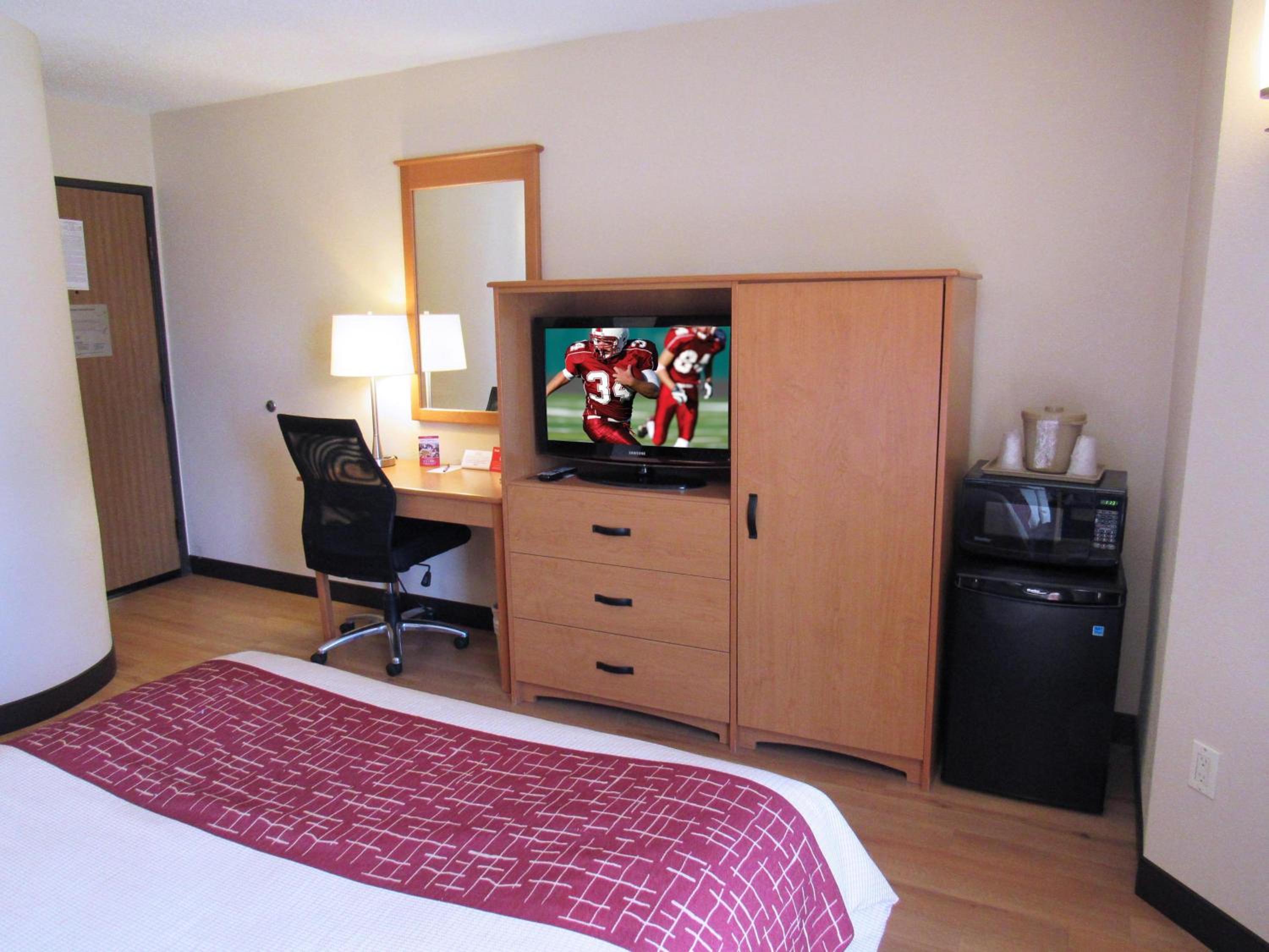Deluxe Queen Room Disability Access Non-Smoking - Photo 6