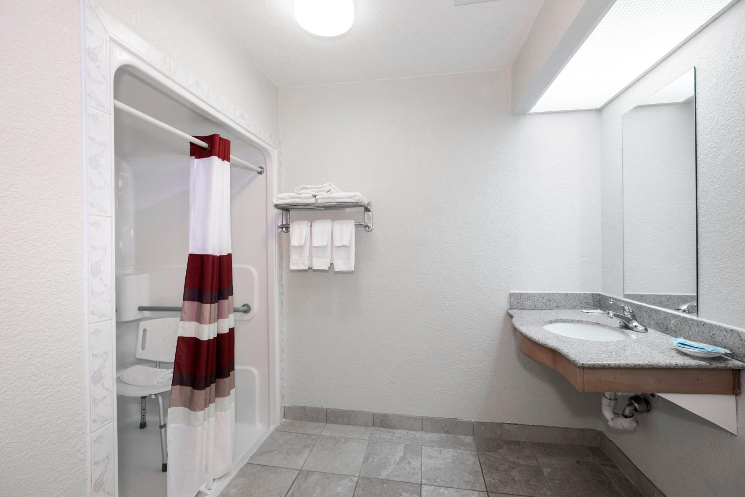 Superior King Room Disability Access/Roll In Shower - Non-Smoking photo 3