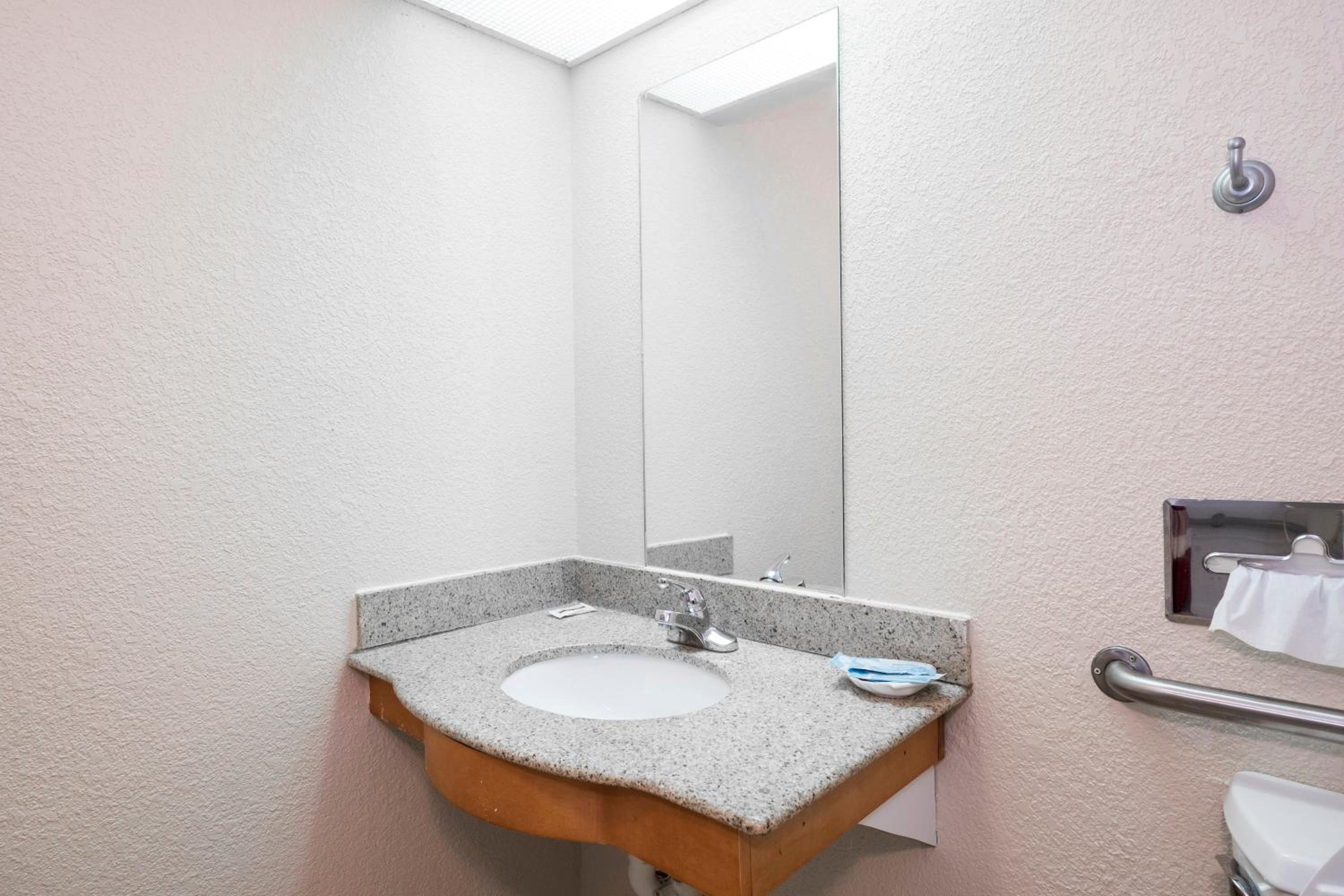 Superior King Room Disability Access/Non-Smoking photo 3