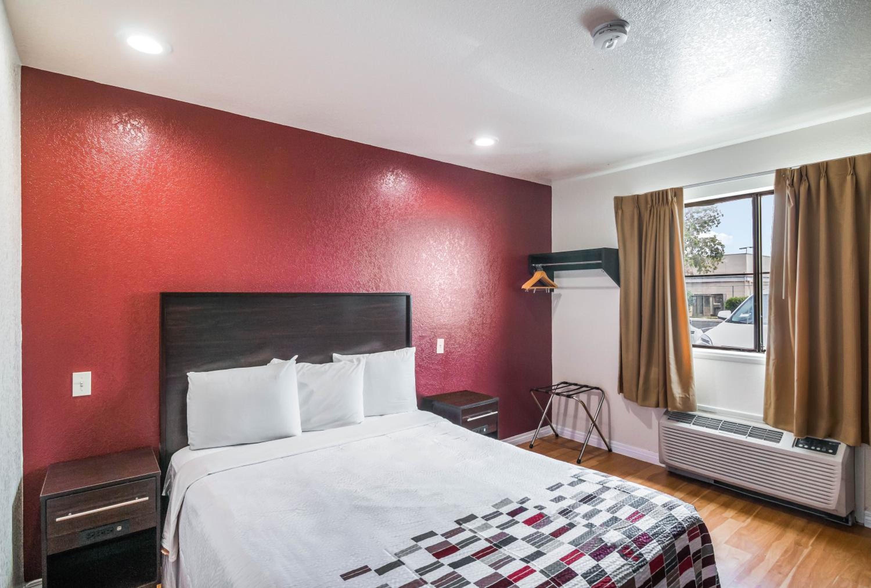 Deluxe Queen Room Non-Smoking - Photo 1