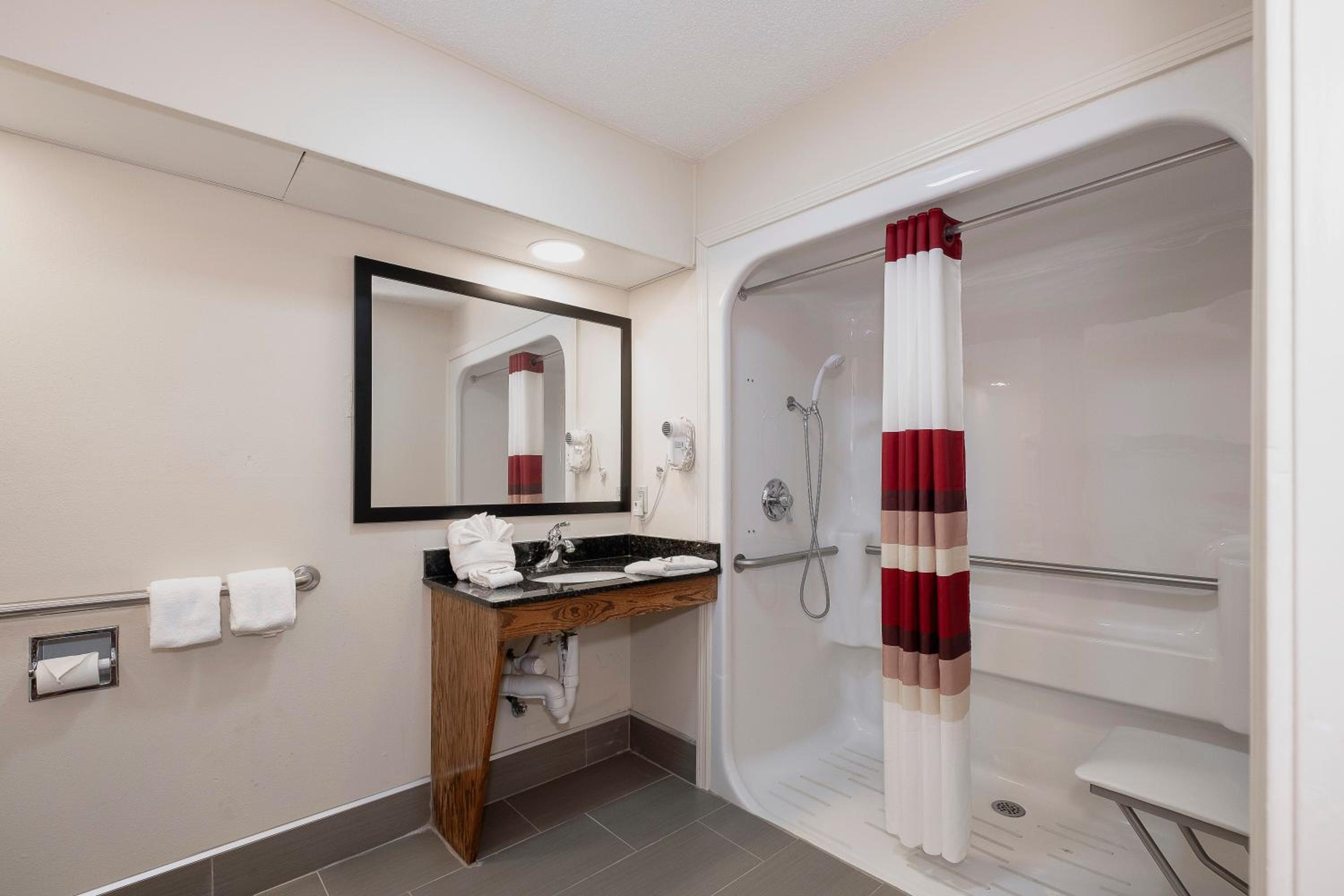 Superior King Room Disability Access Roll-In Shower Non-Smoking - Photo 5