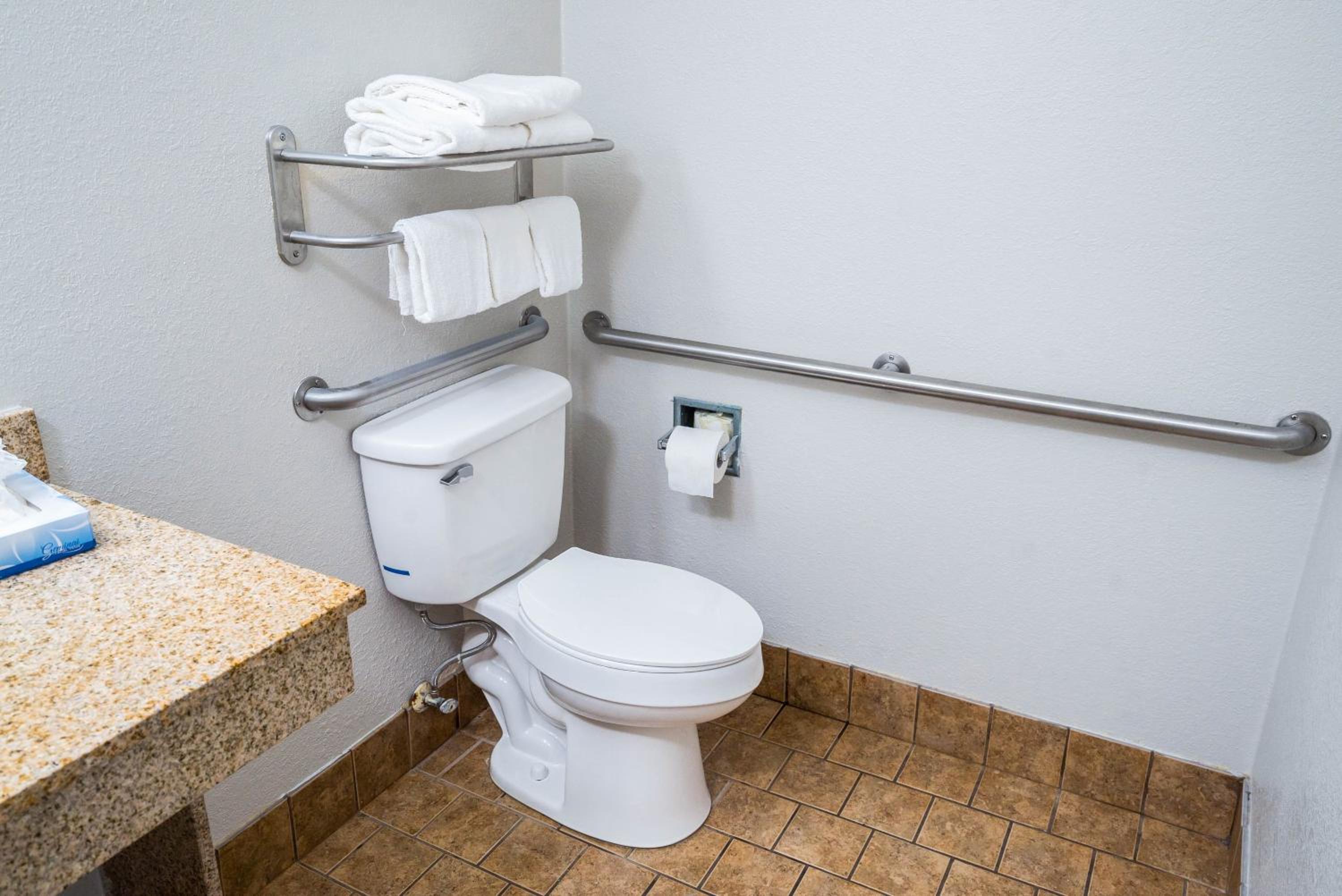 Superior King Room Disability Access Smoke Free - Photo 5