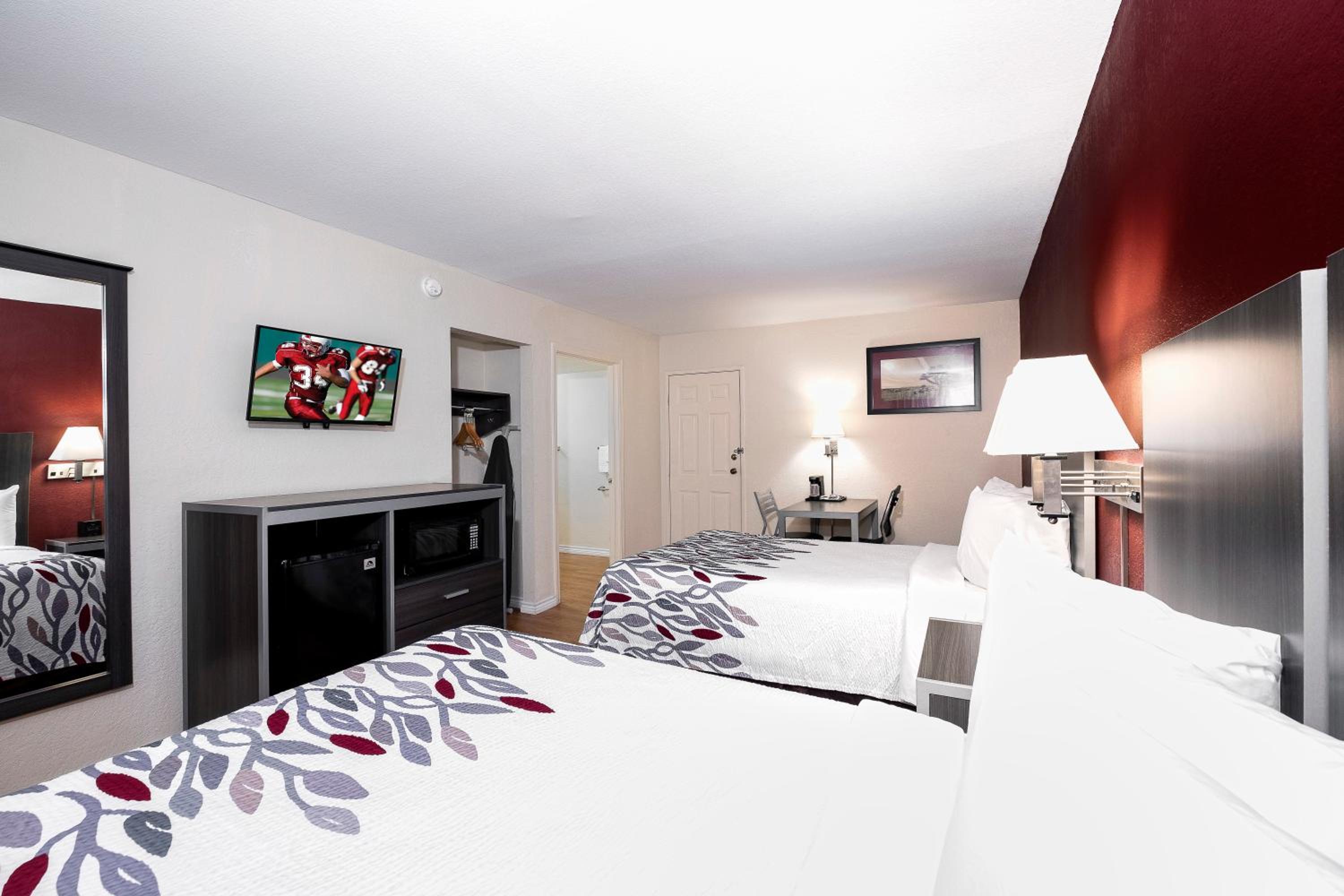 Deluxe Double Room with Two Double Beds Disability Access Non-Smoking - Photo 2