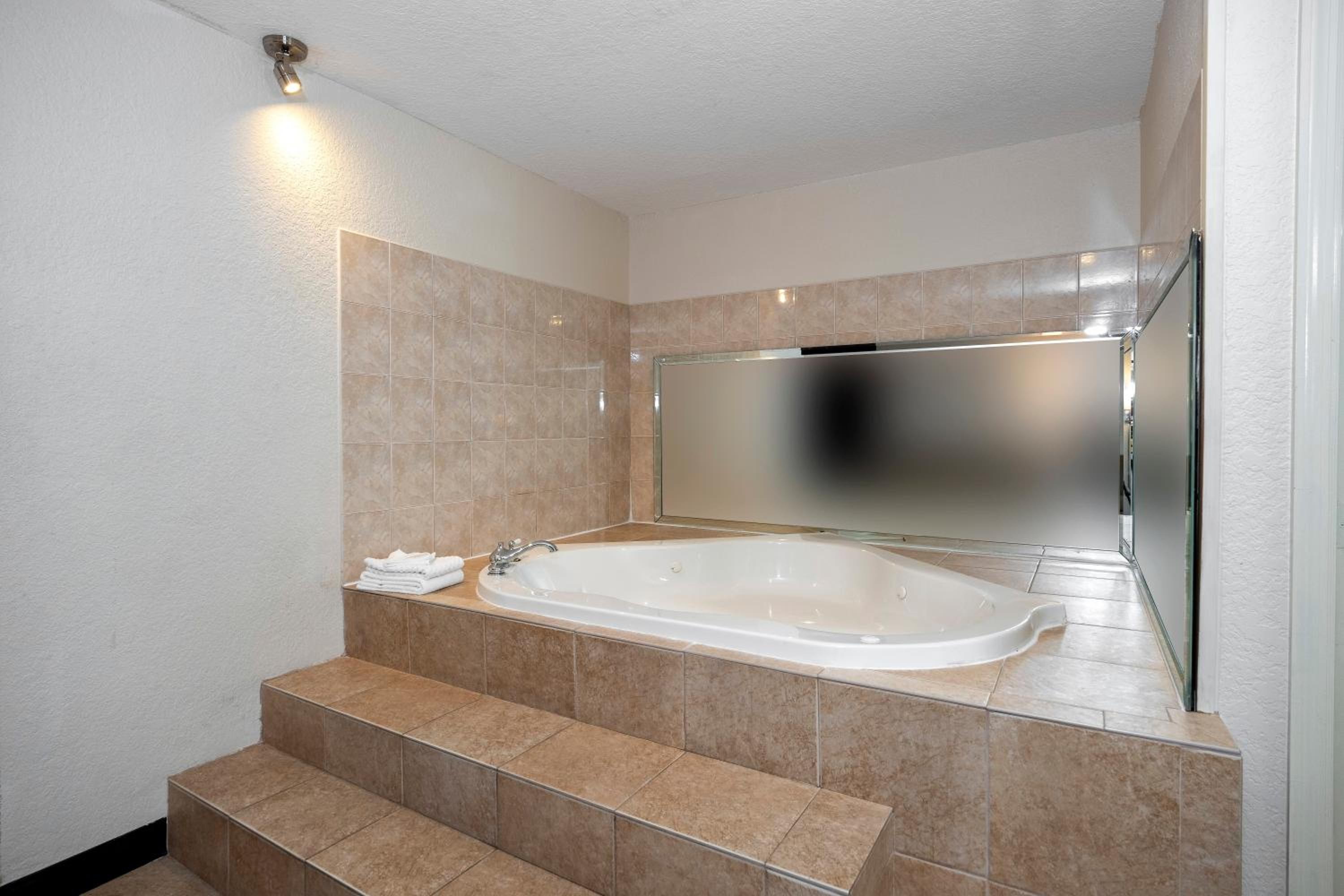 Suite King with Spa Bath Smoking - Photo 13